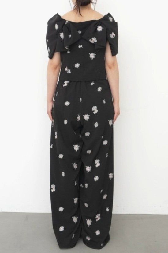 1111 	Petal Embroidery Setup Pants Dress