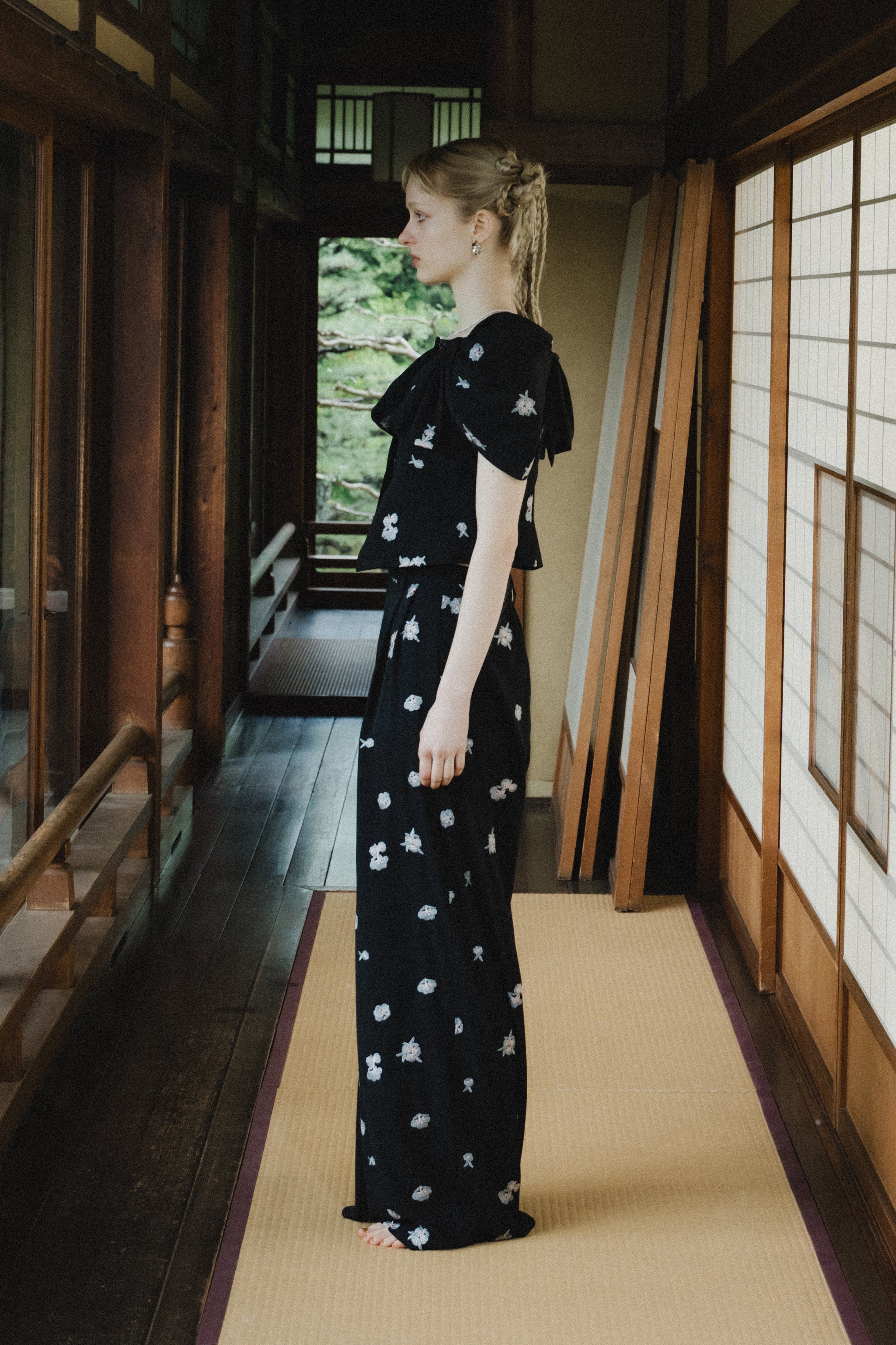 1111 	Petal Embroidery Setup Pants Dress