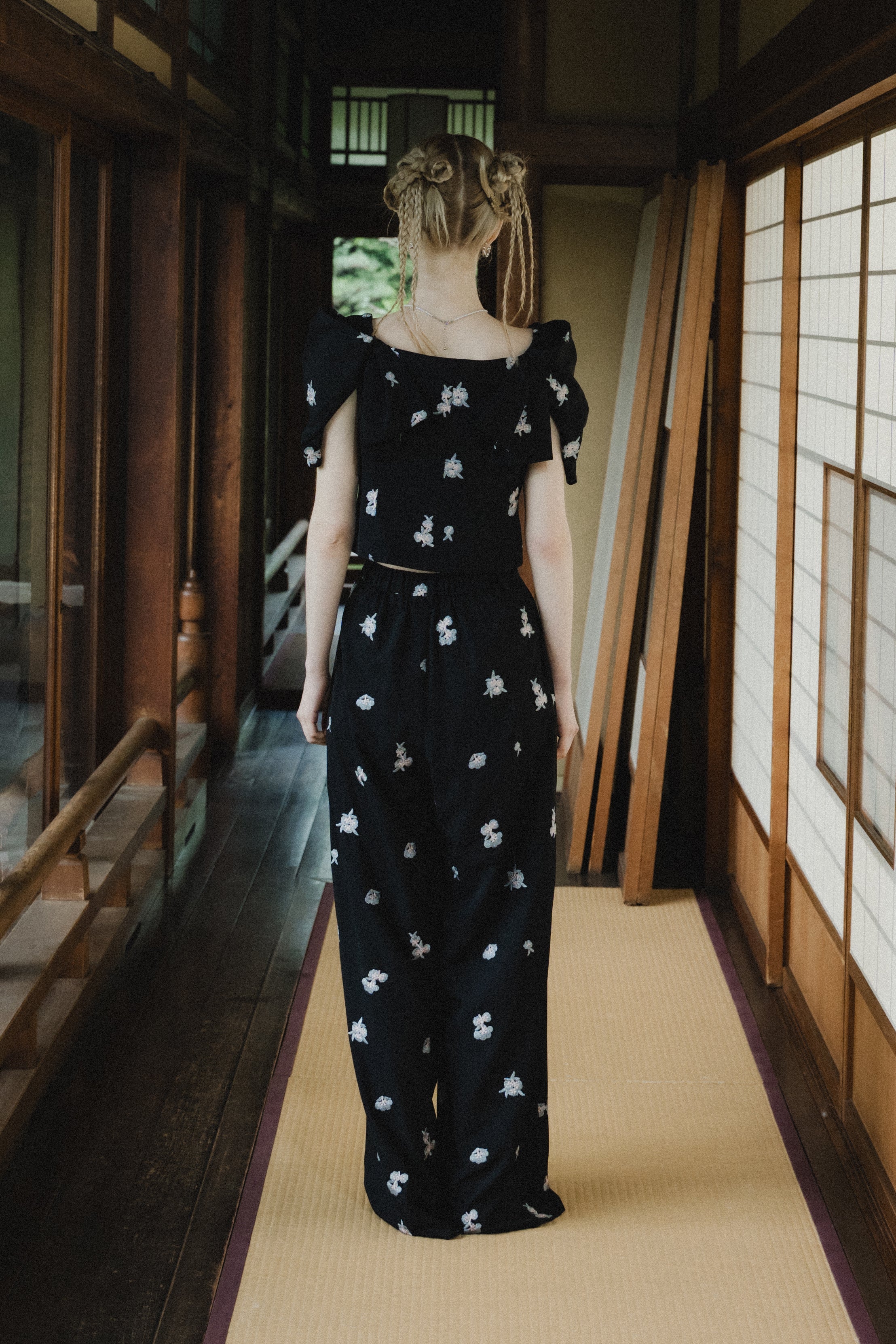 1111 	Petal Embroidery Setup Pants Dress