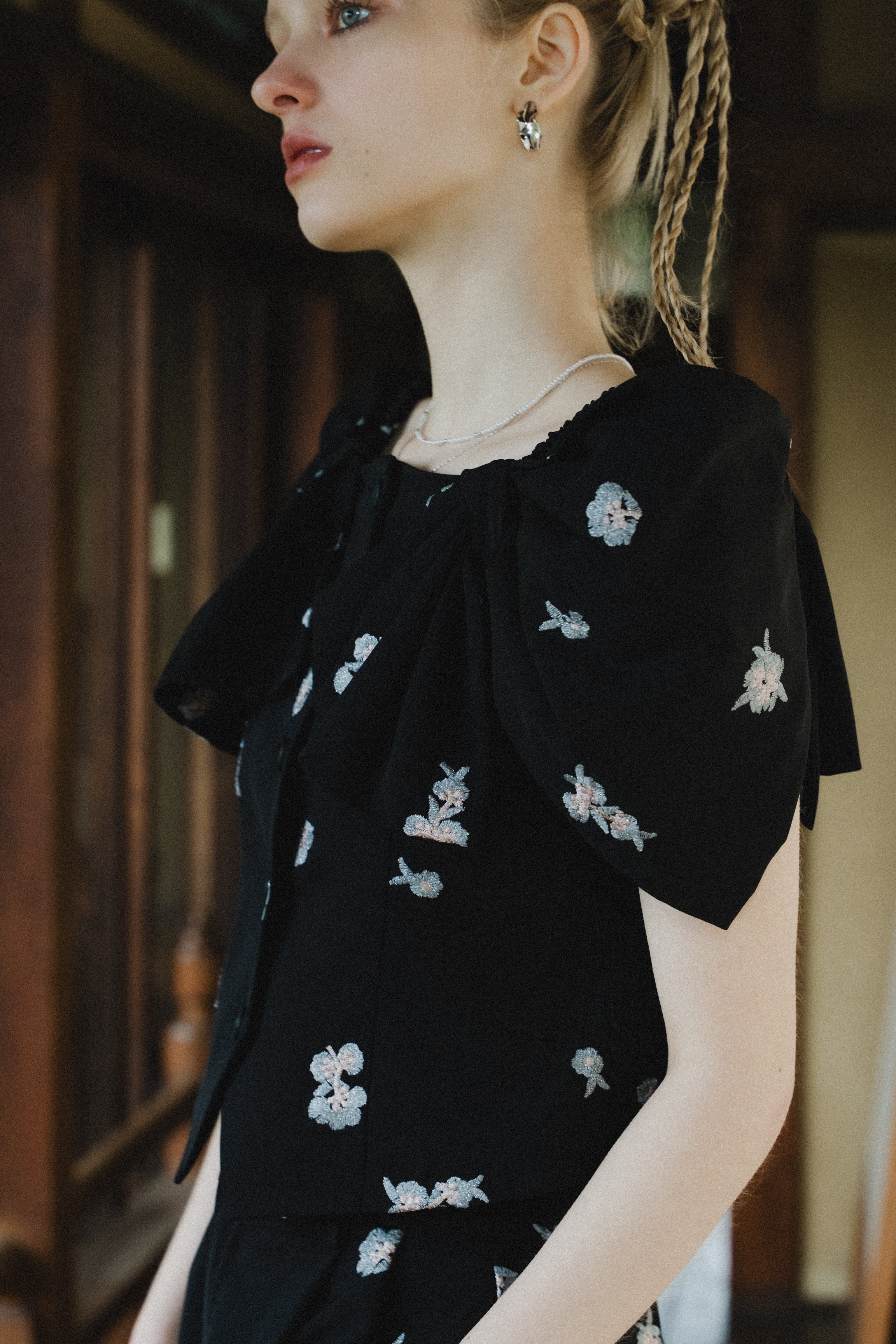 1111 	Petal Embroidery Setup Pants Dress