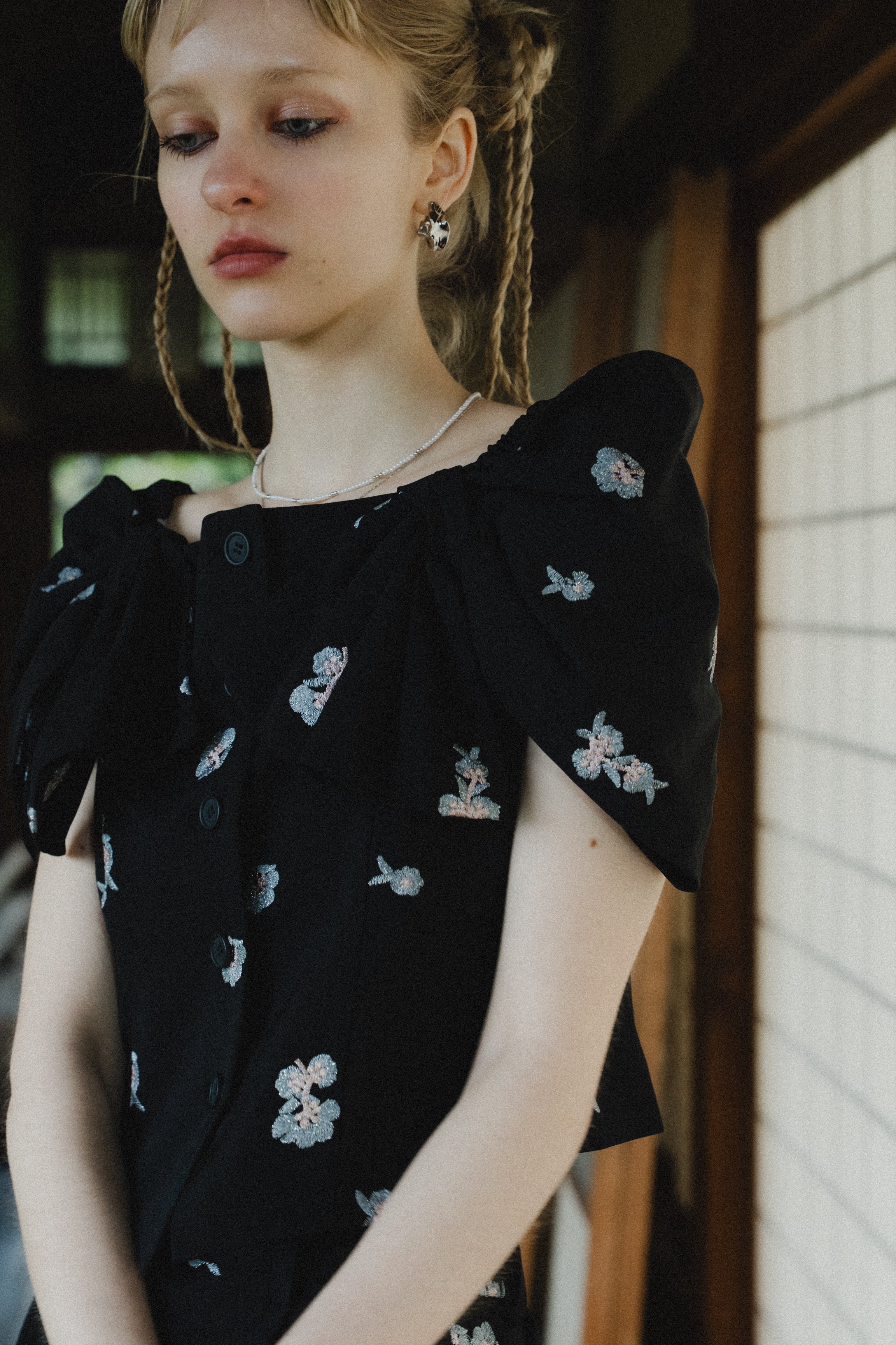 1111 	Petal Embroidery Setup Pants Dress