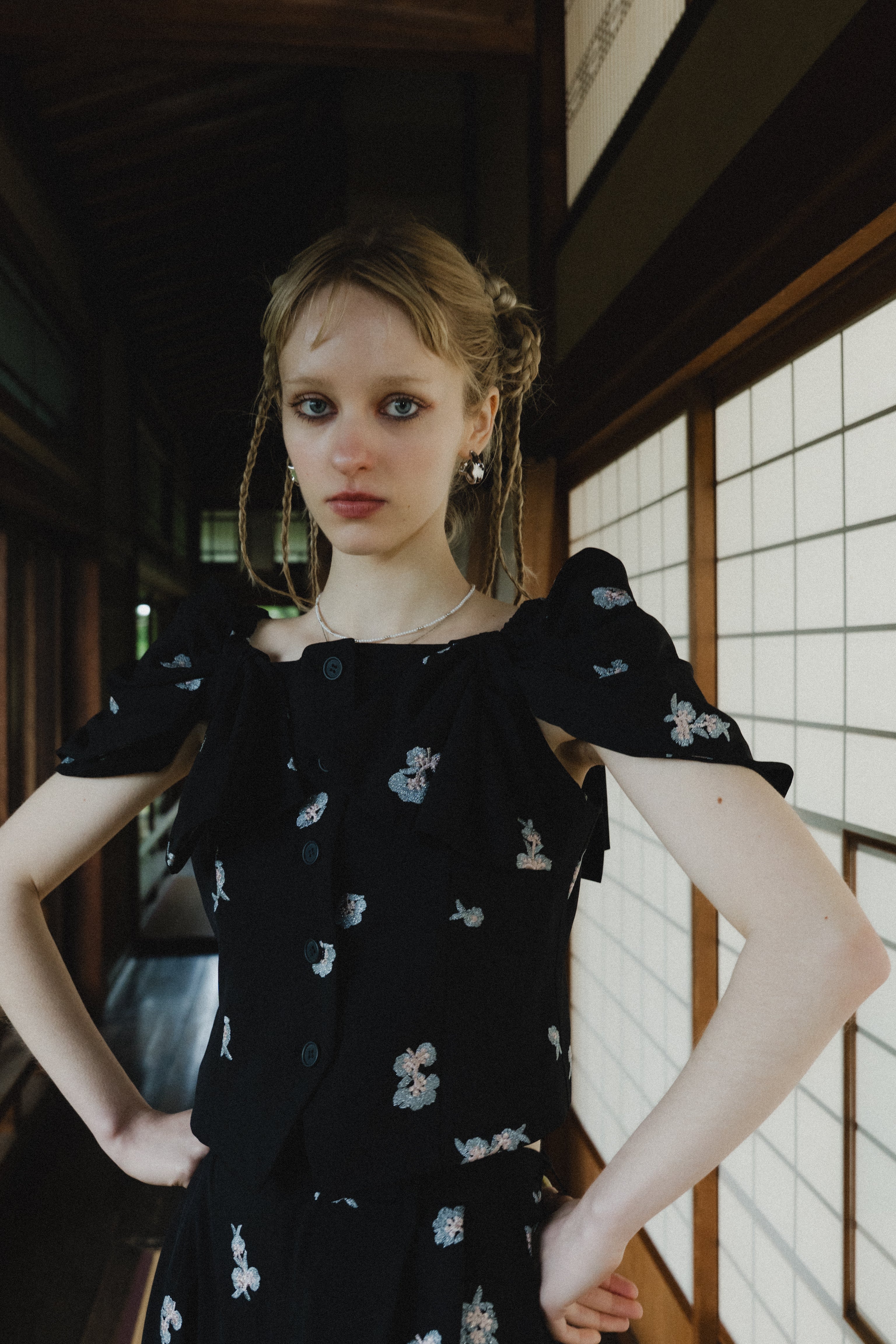 1111 	Petal Embroidery Setup Pants Dress