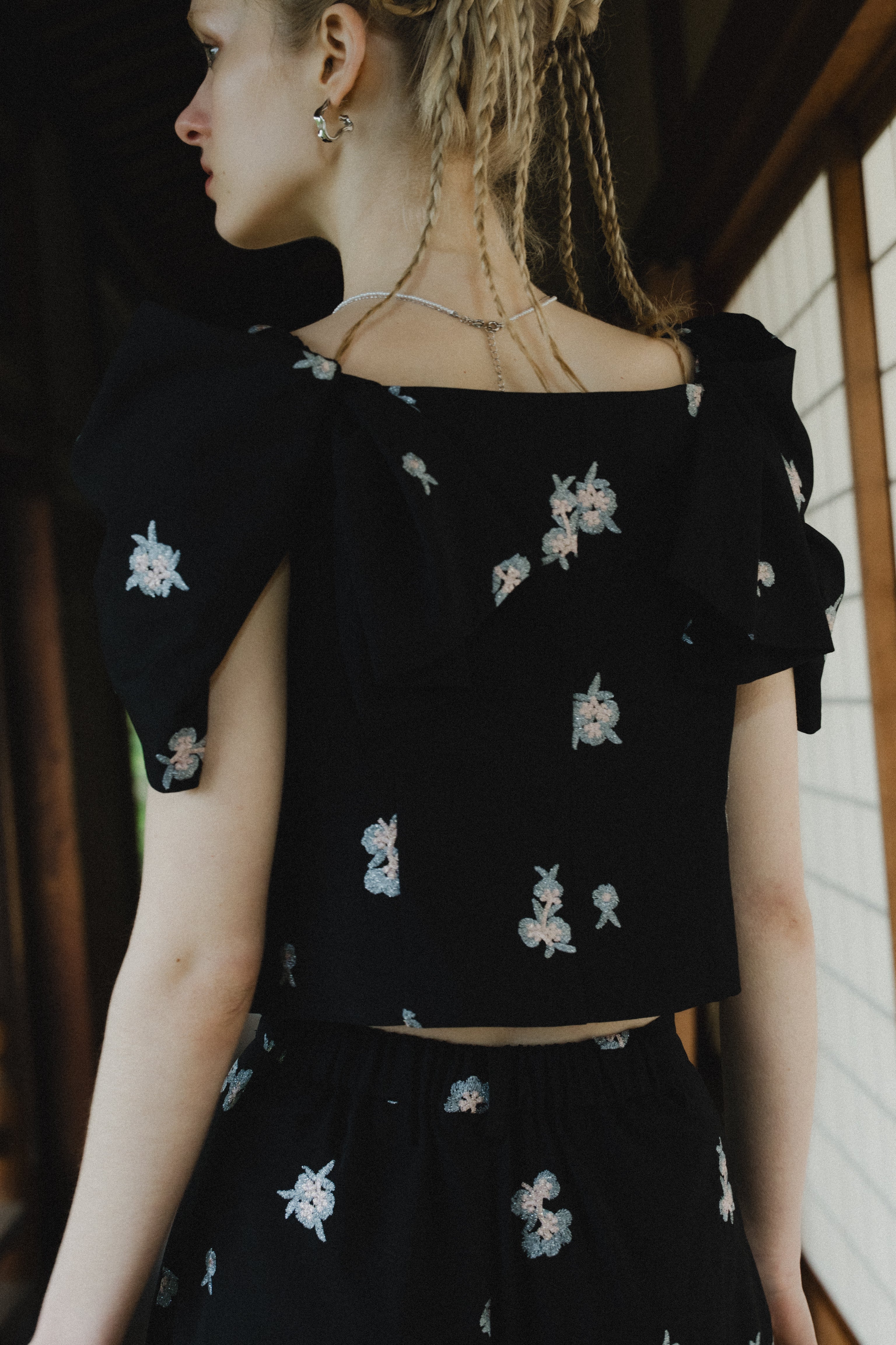 1111 	Petal Embroidery Setup Pants Dress