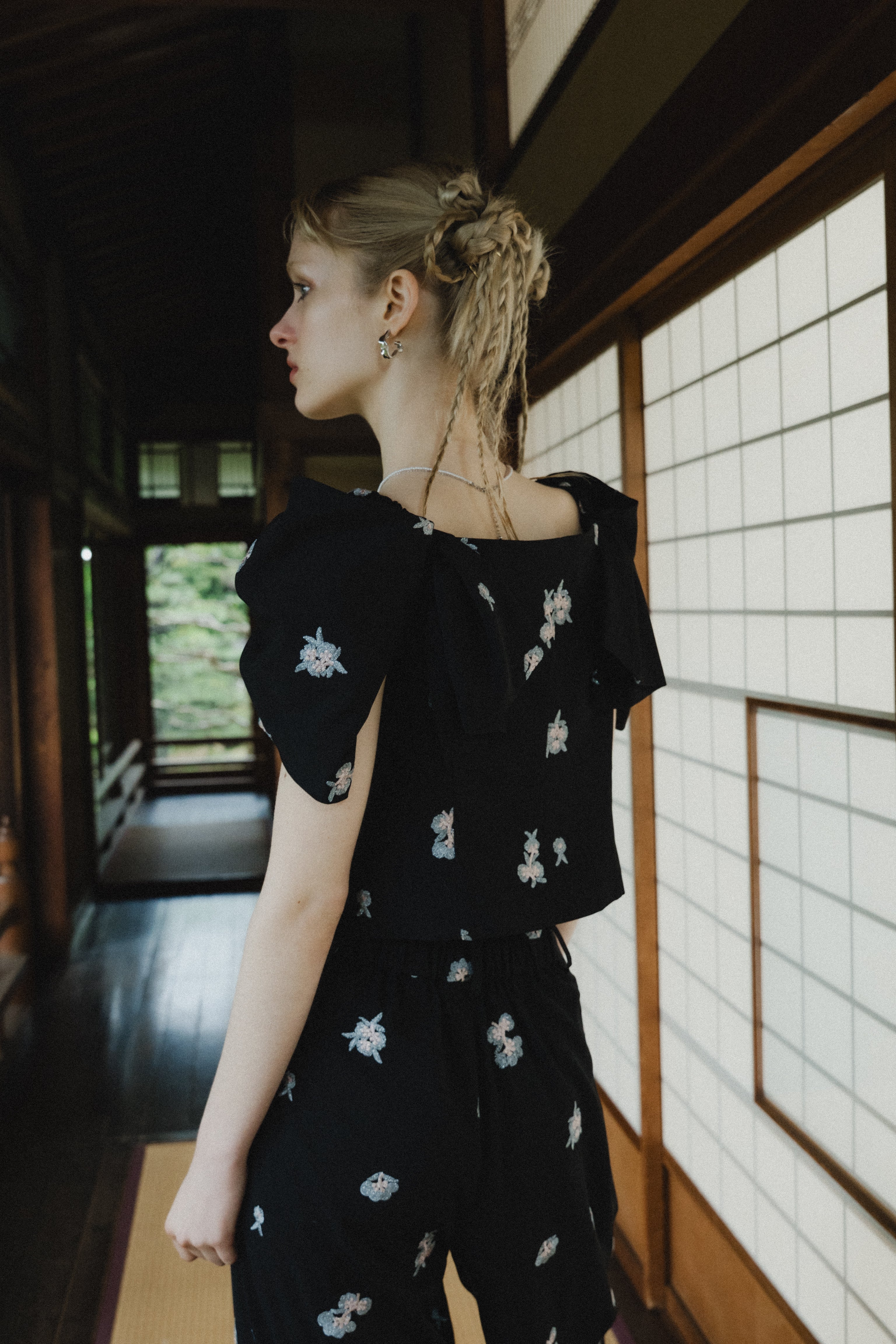 1111 	Petal Embroidery Setup Pants Dress