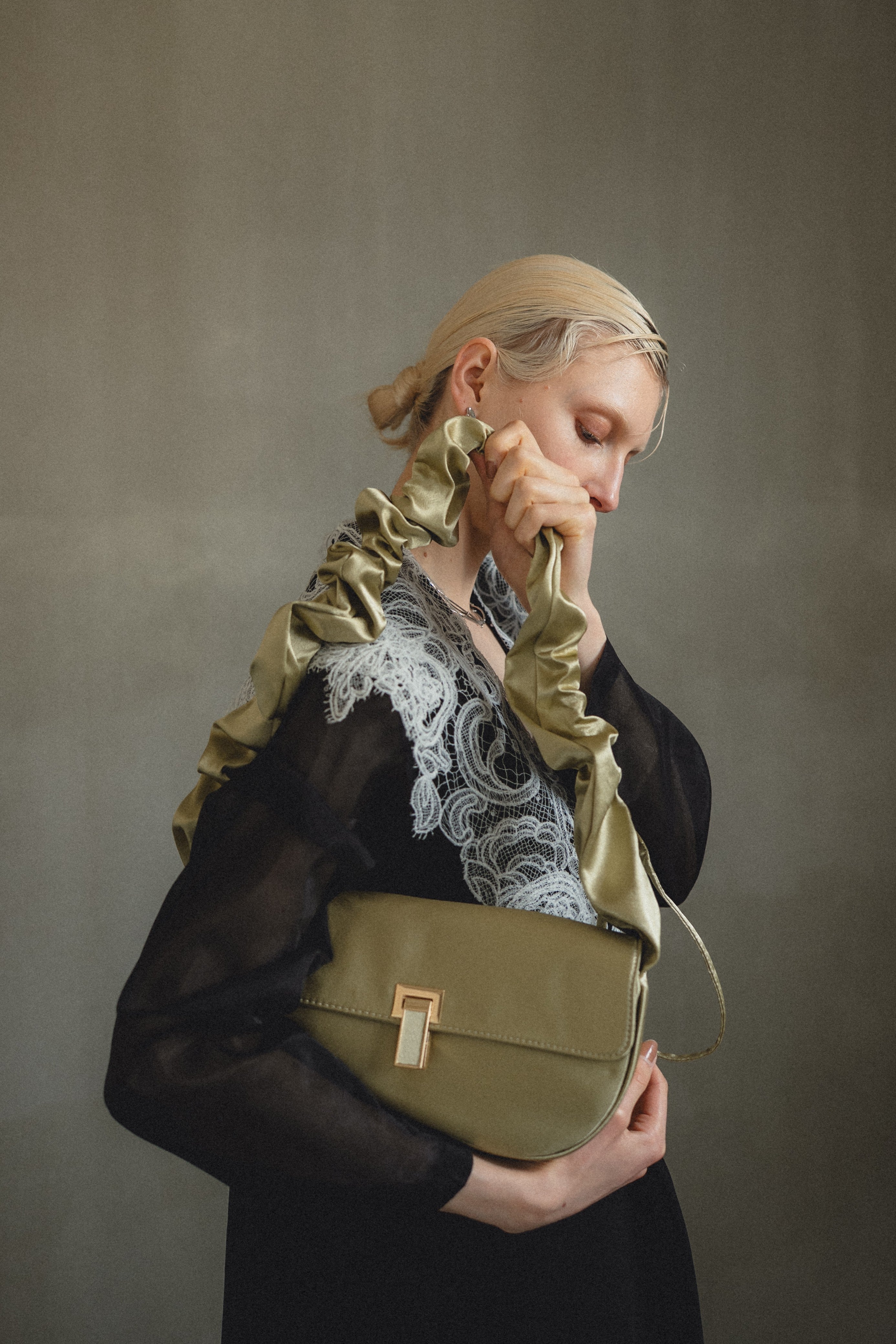 951 Frill handle clutch