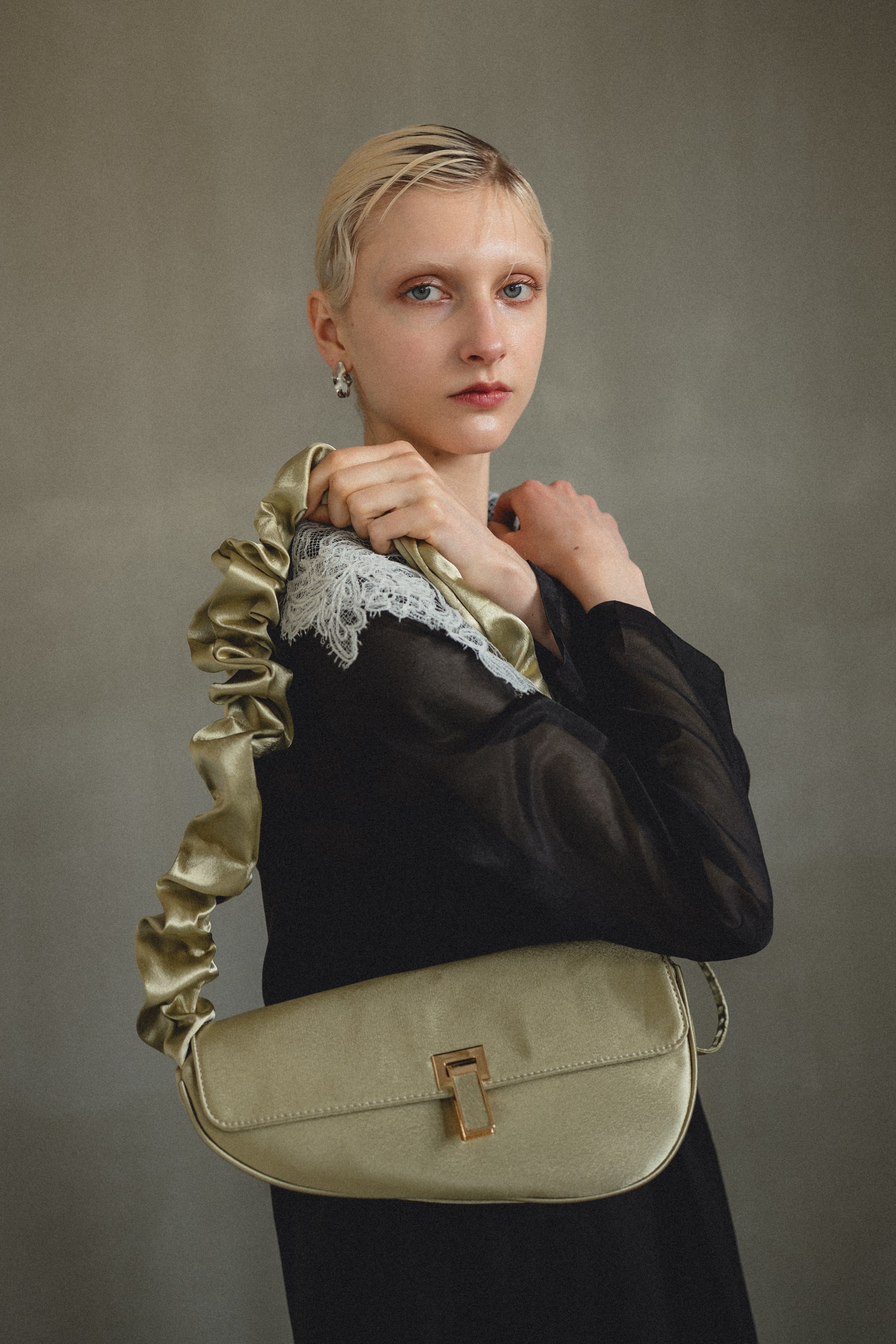 951 Frill handle clutch