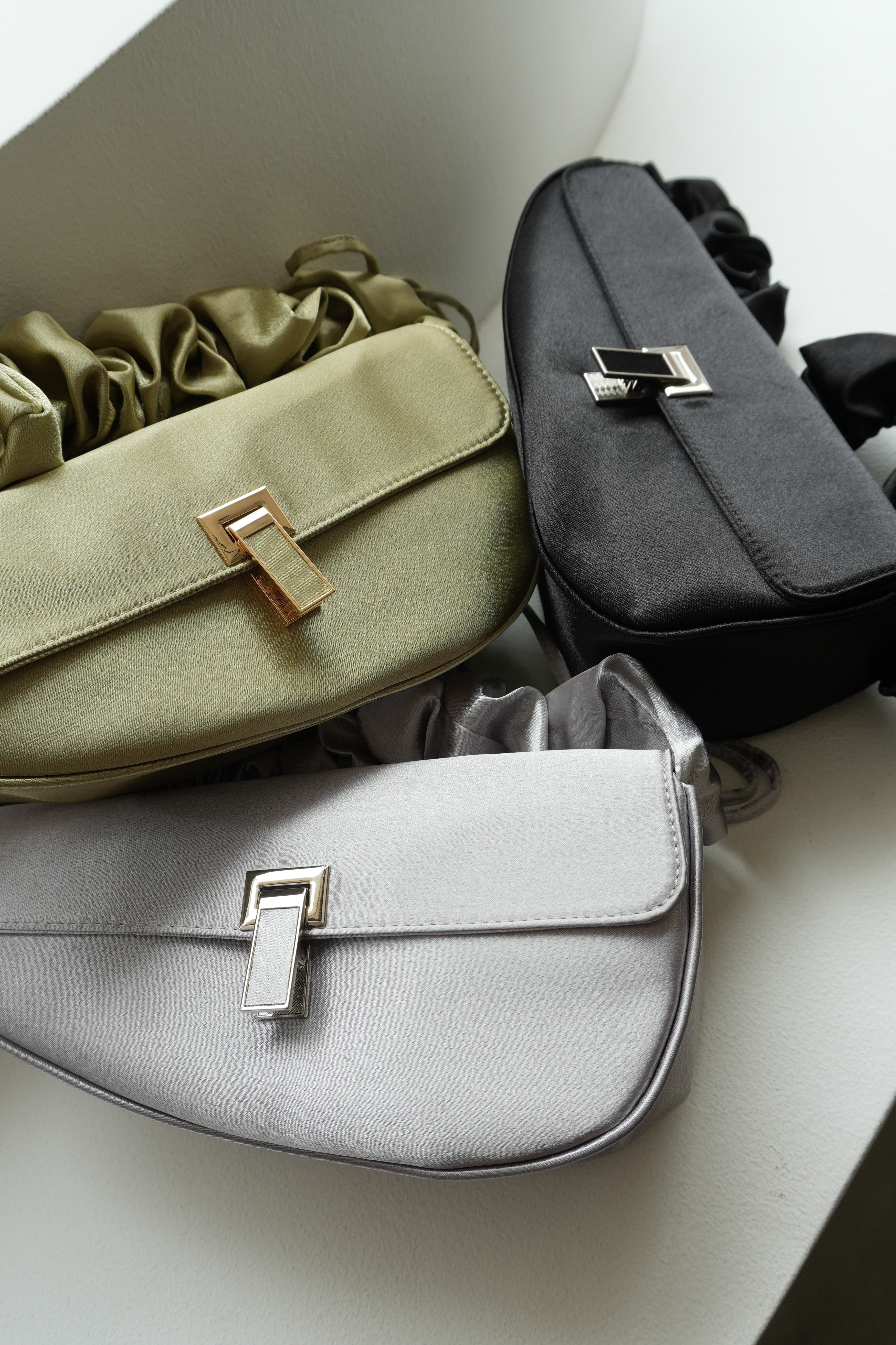 951 Frill handle clutch