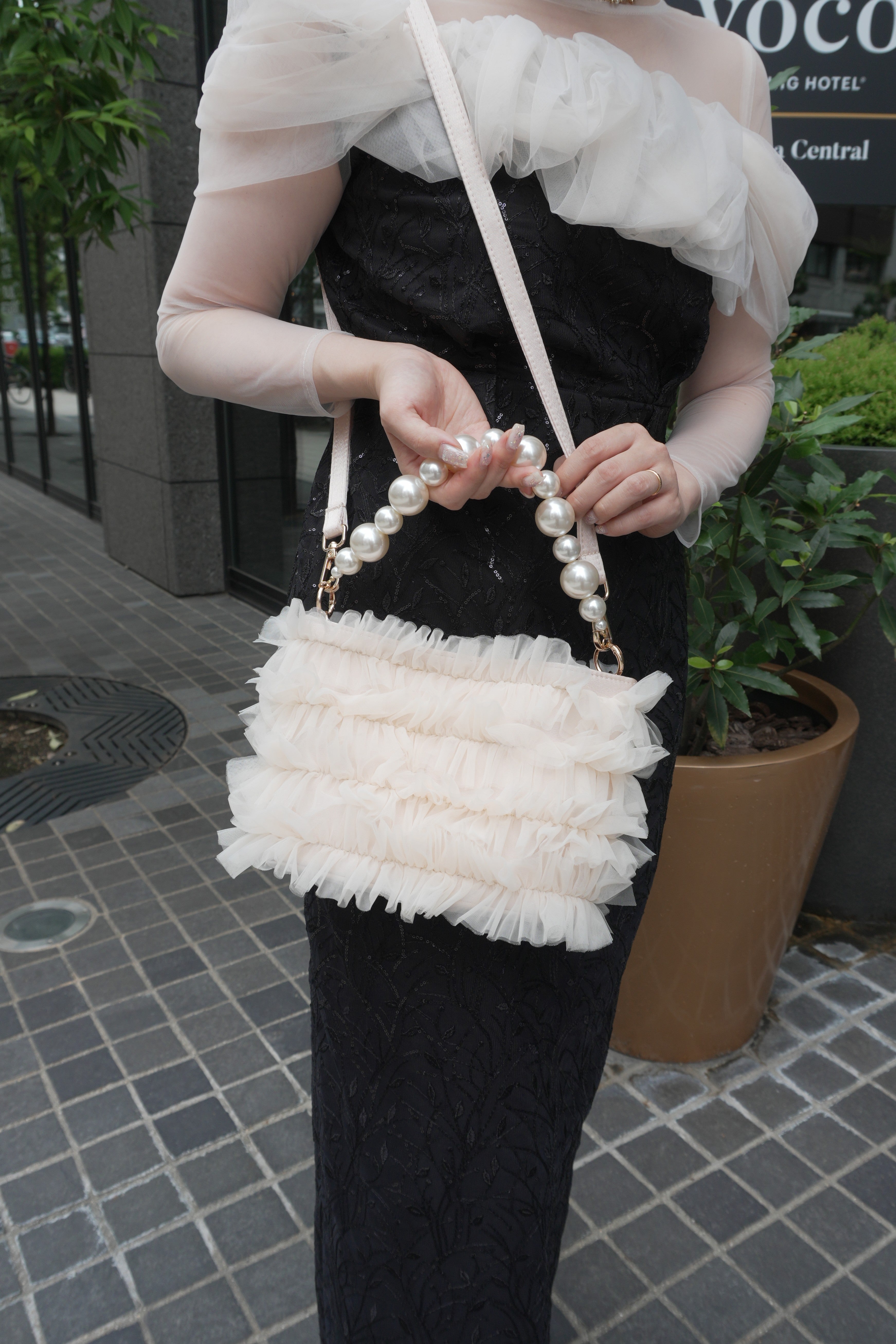 1093 Frill clutch bag