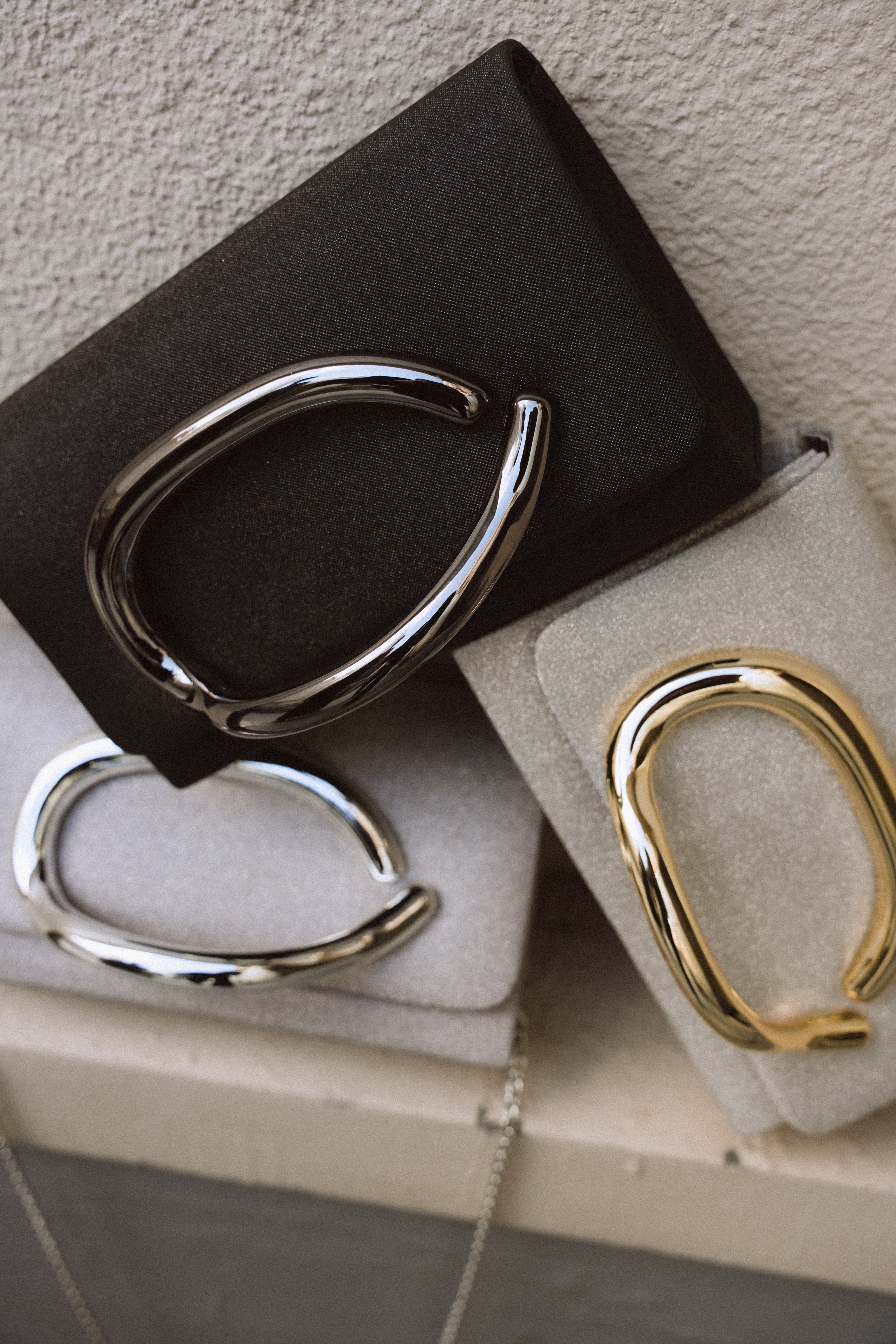 1048 Big motif clutch