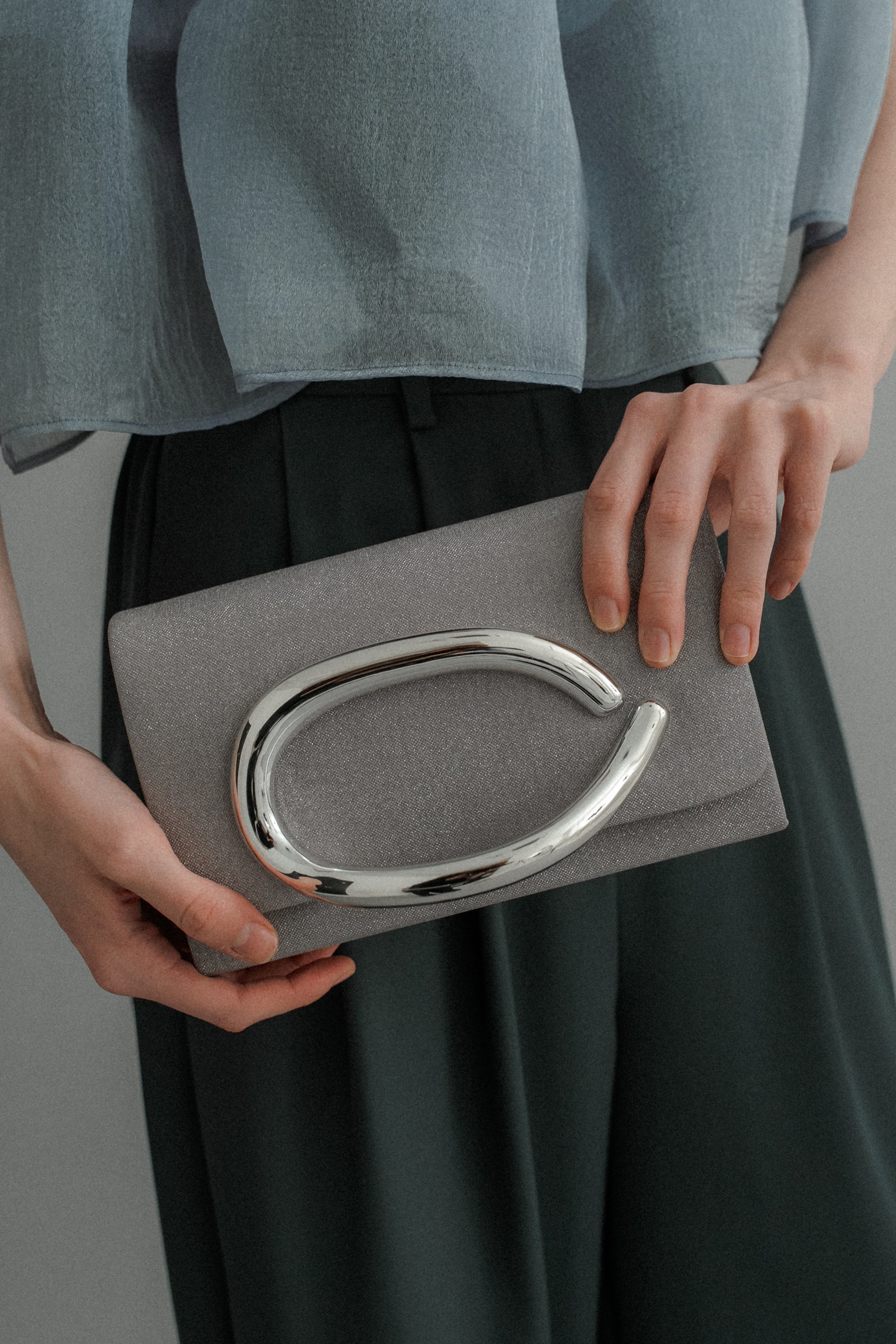 1048 Big motif clutch