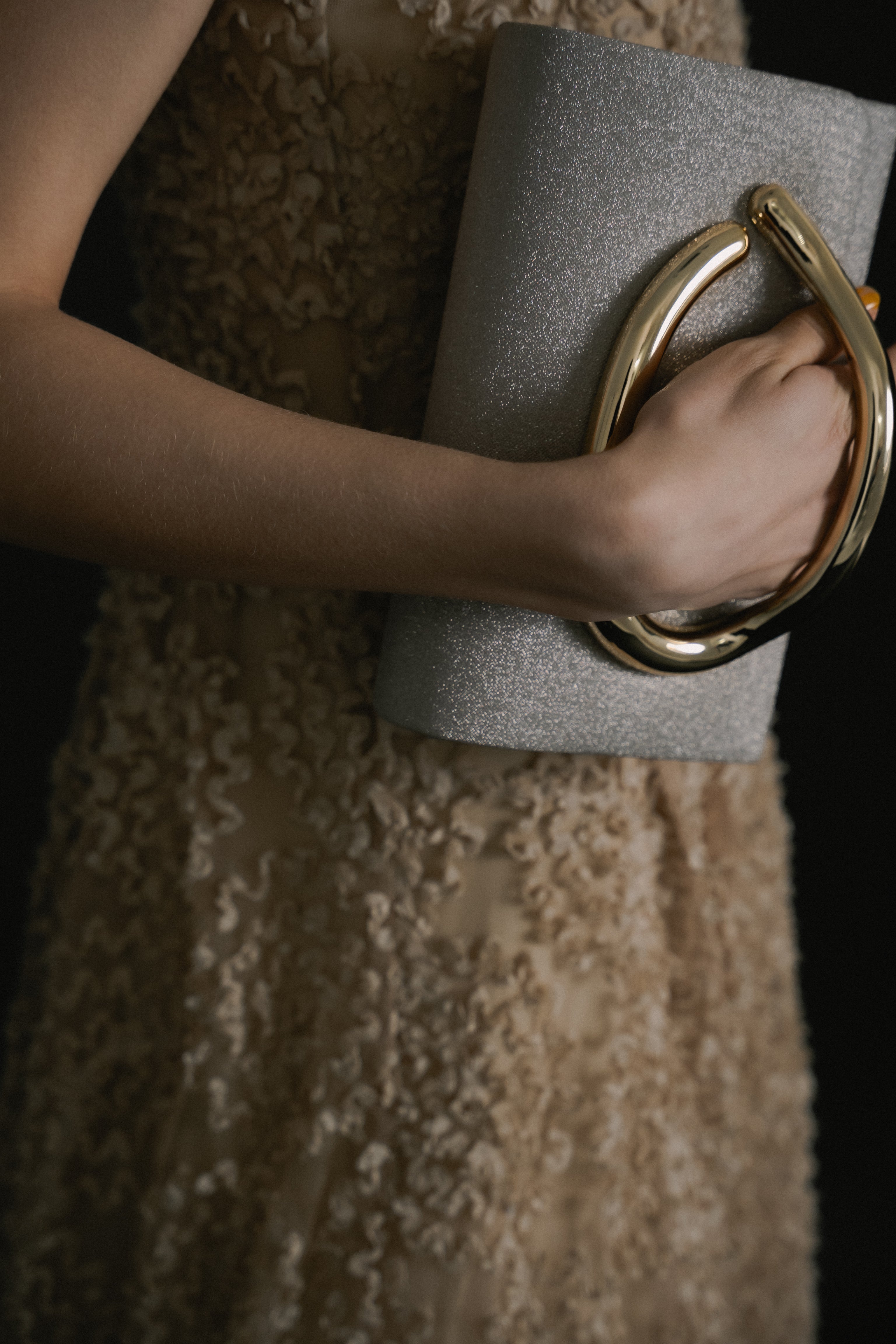 1048 Big motif clutch