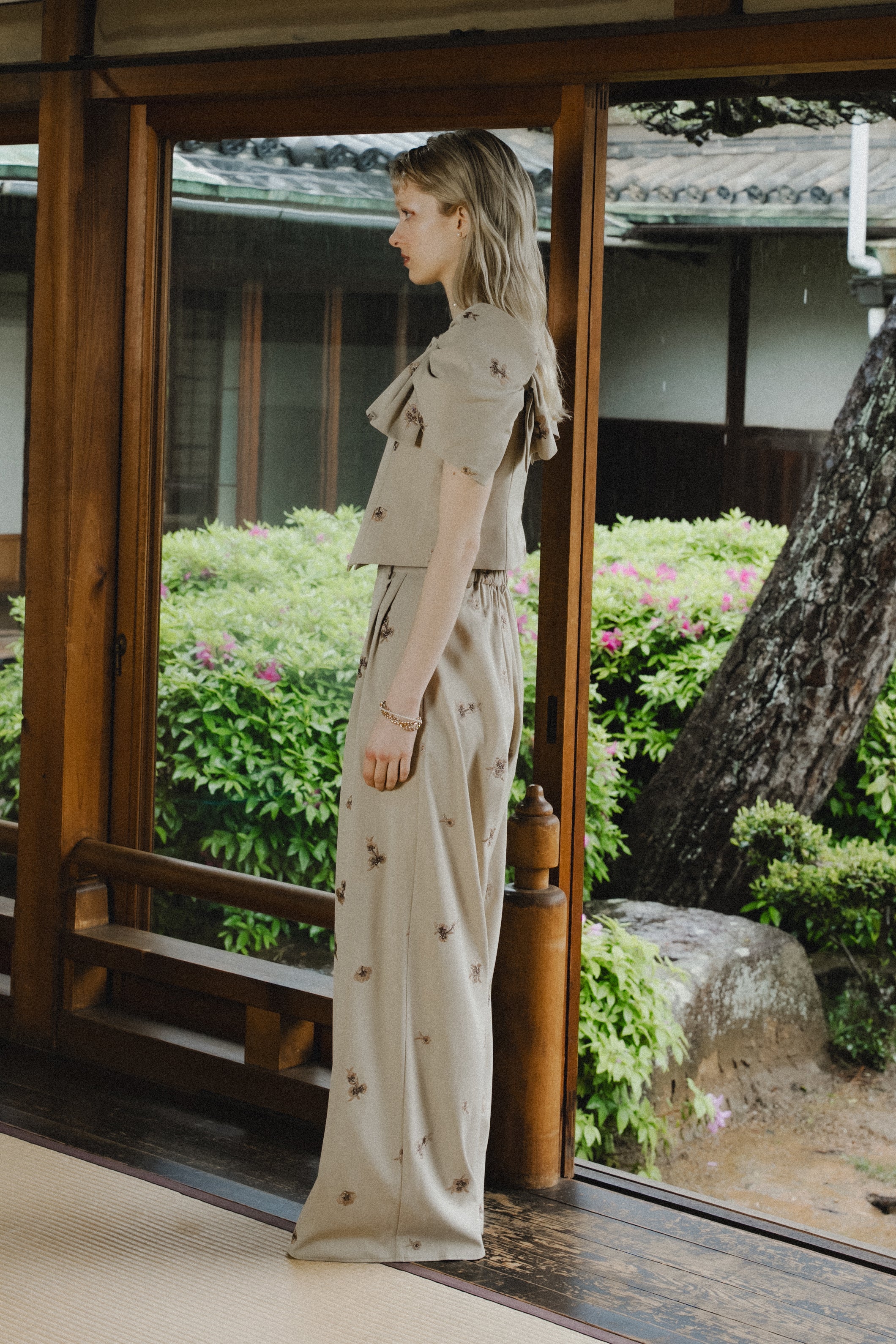 1111 	Petal Embroidery Setup Pants Dress
