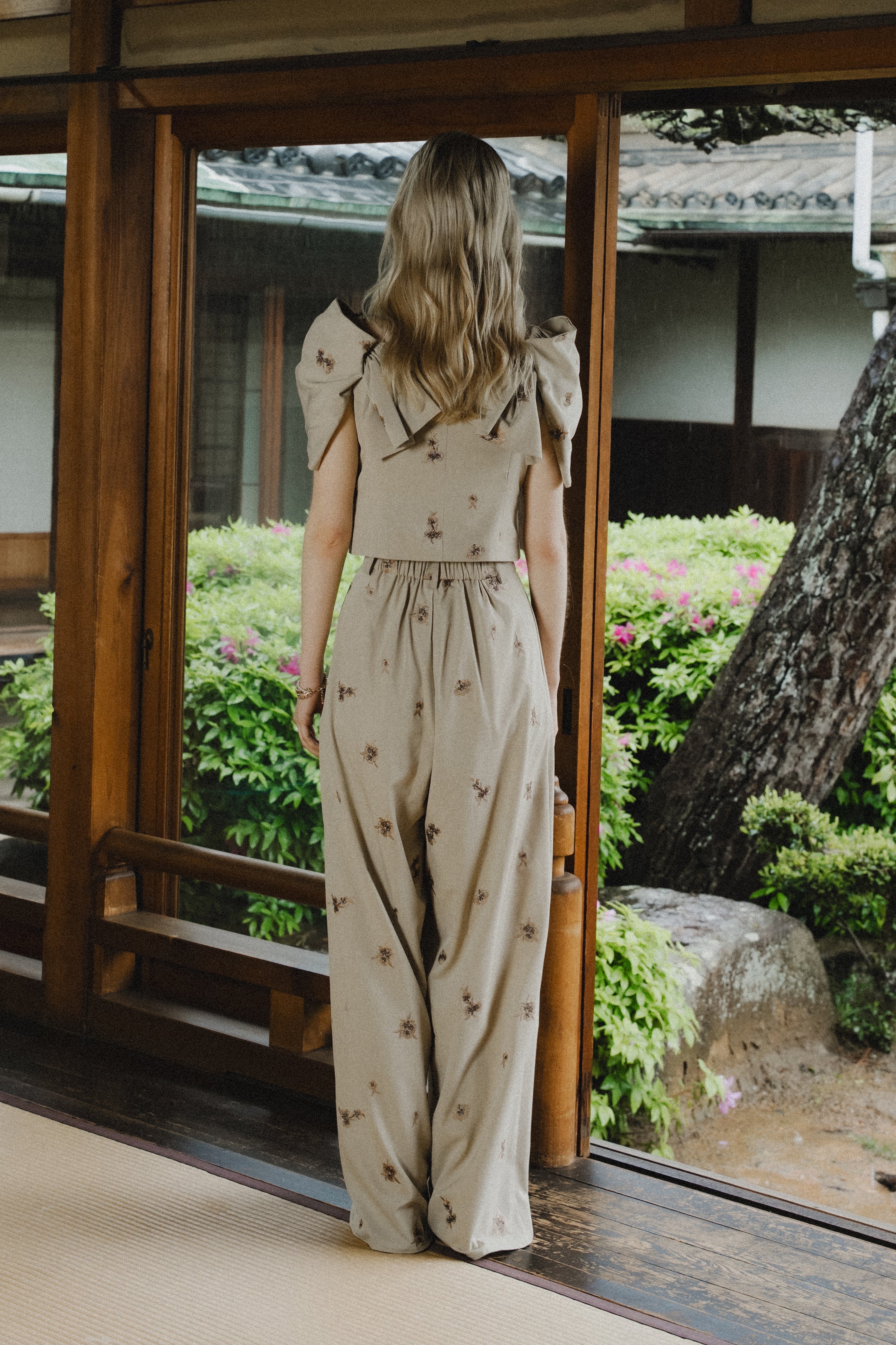1111 	Petal Embroidery Setup Pants Dress