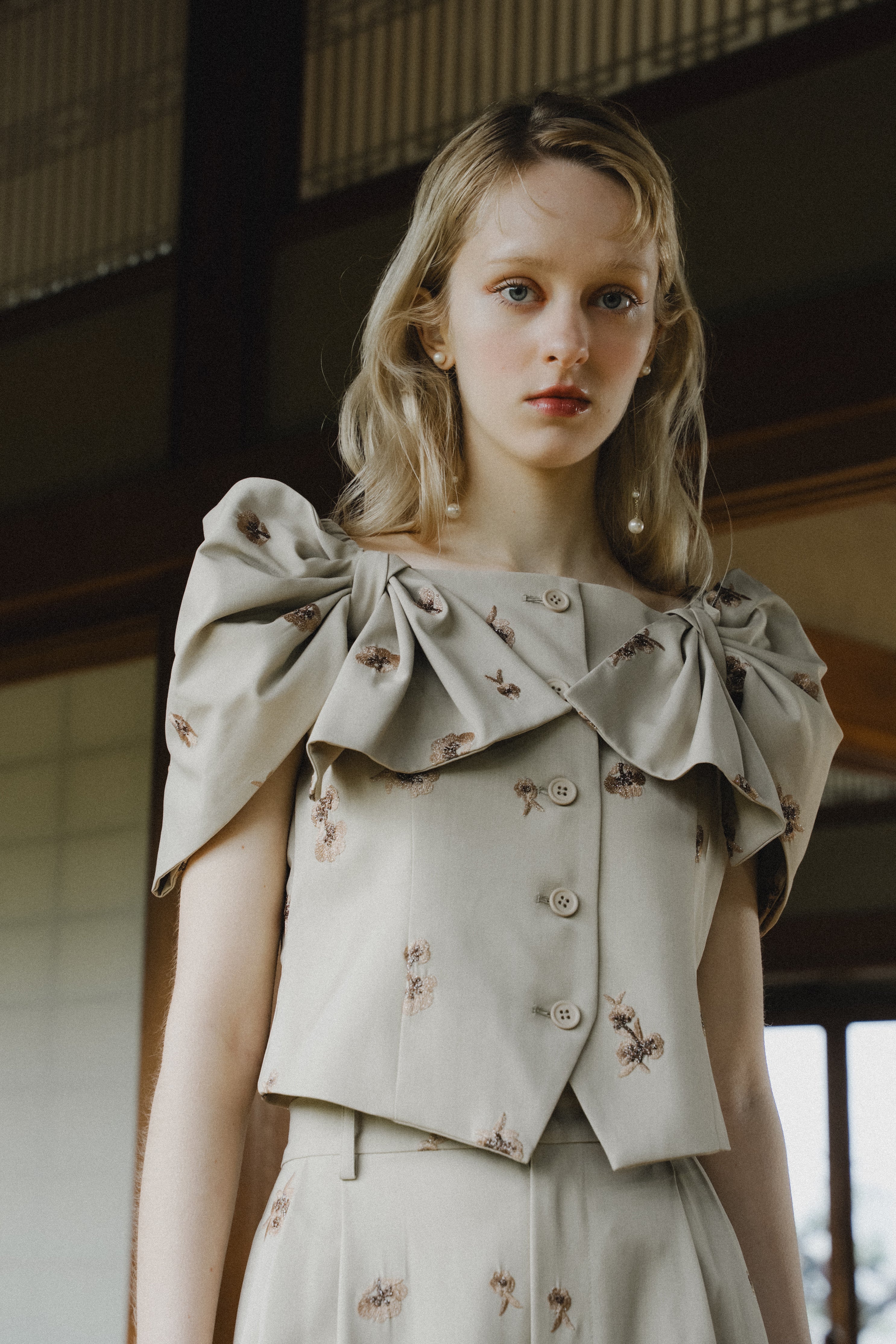 1111 	Petal Embroidery Setup Pants Dress