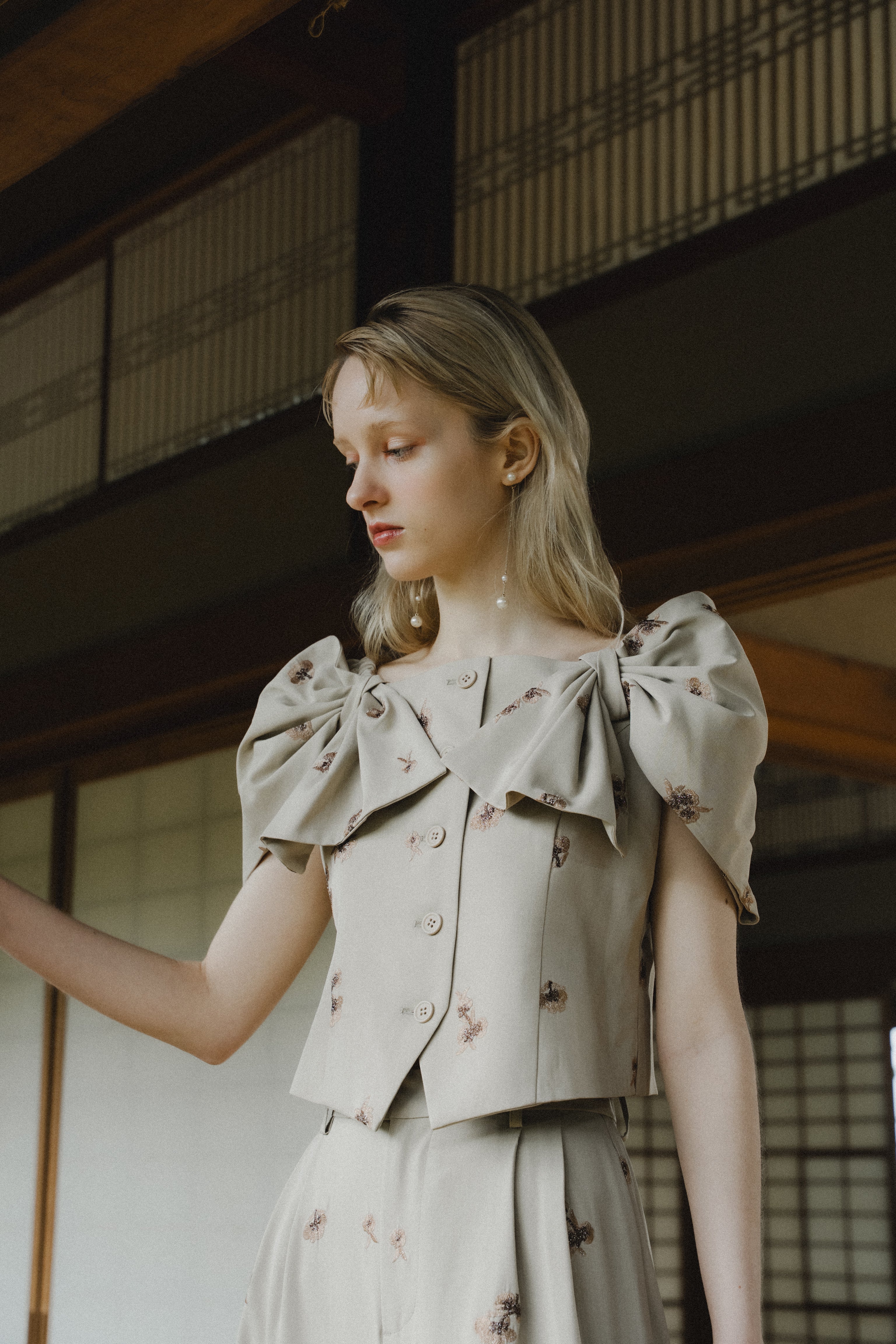 1111 	Petal Embroidery Setup Pants Dress