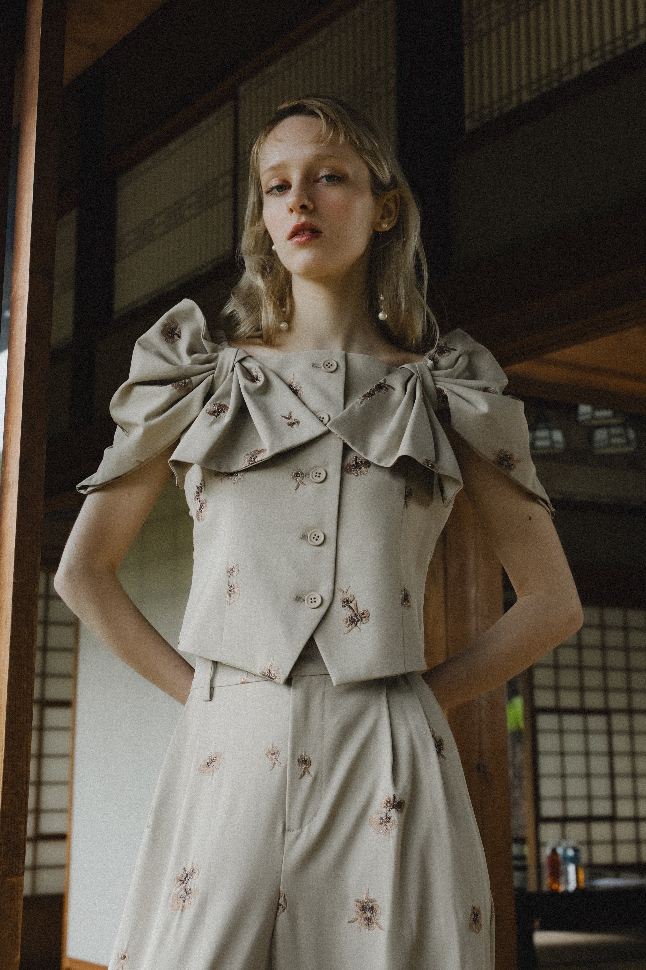 1111 	Petal Embroidery Setup Pants Dress