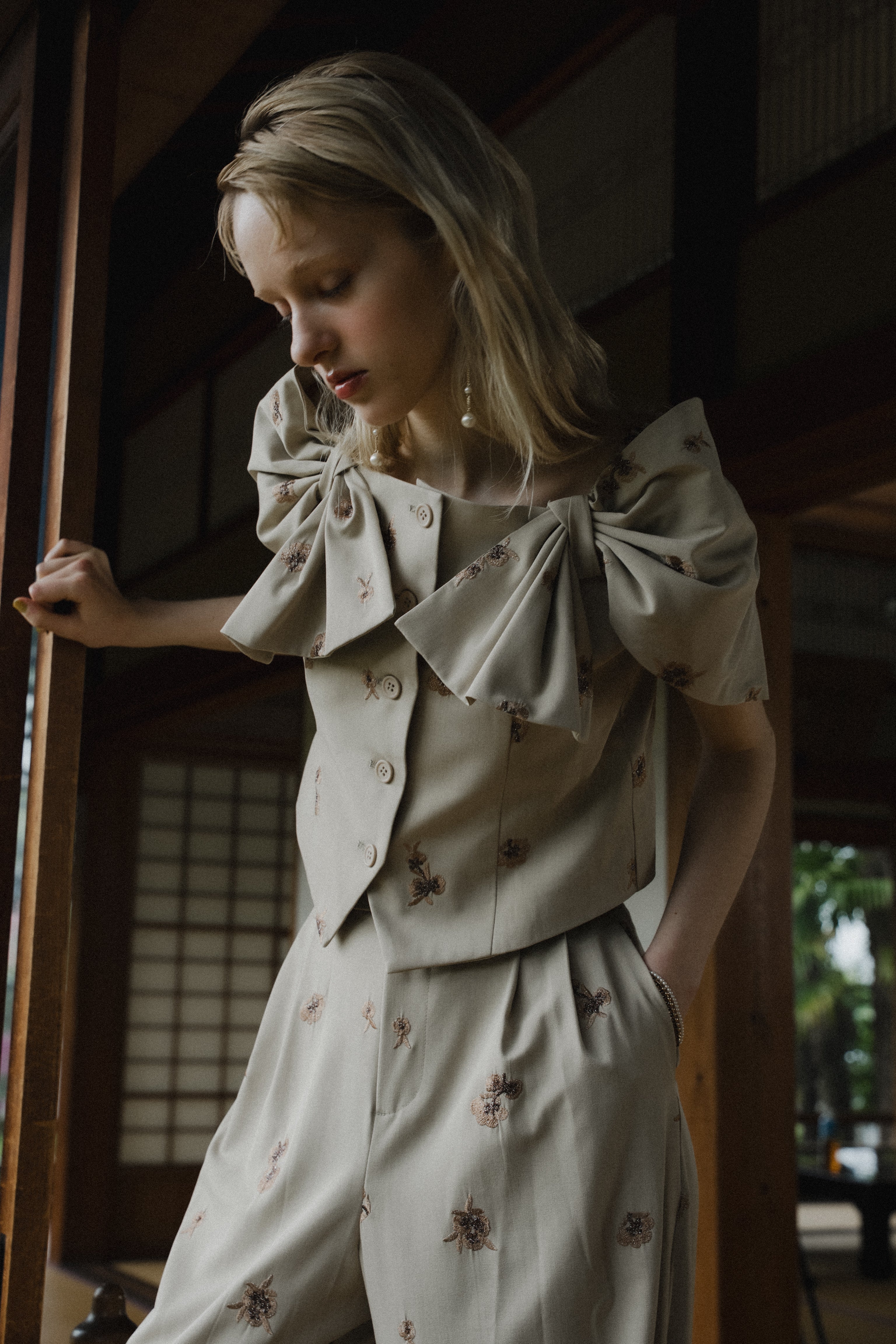 1111 	Petal Embroidery Setup Pants Dress
