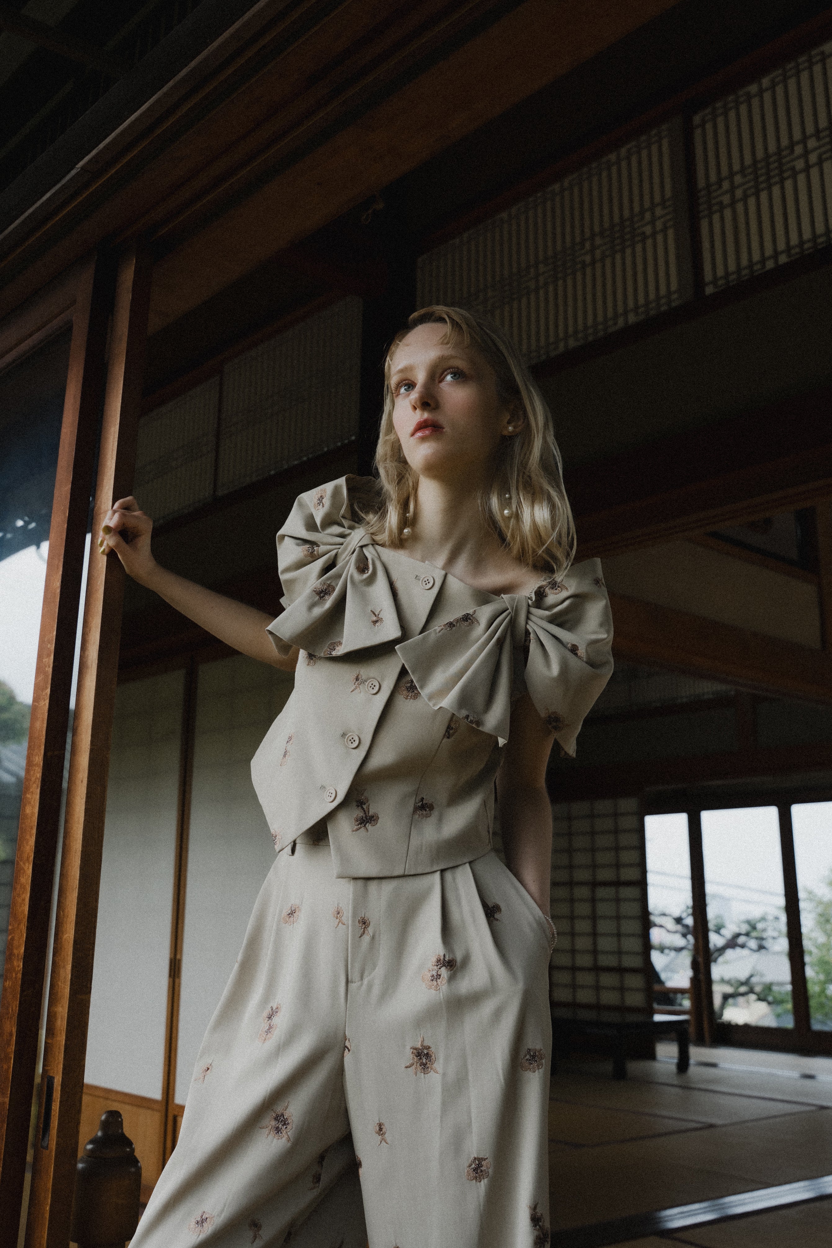 1111 	Petal Embroidery Setup Pants Dress