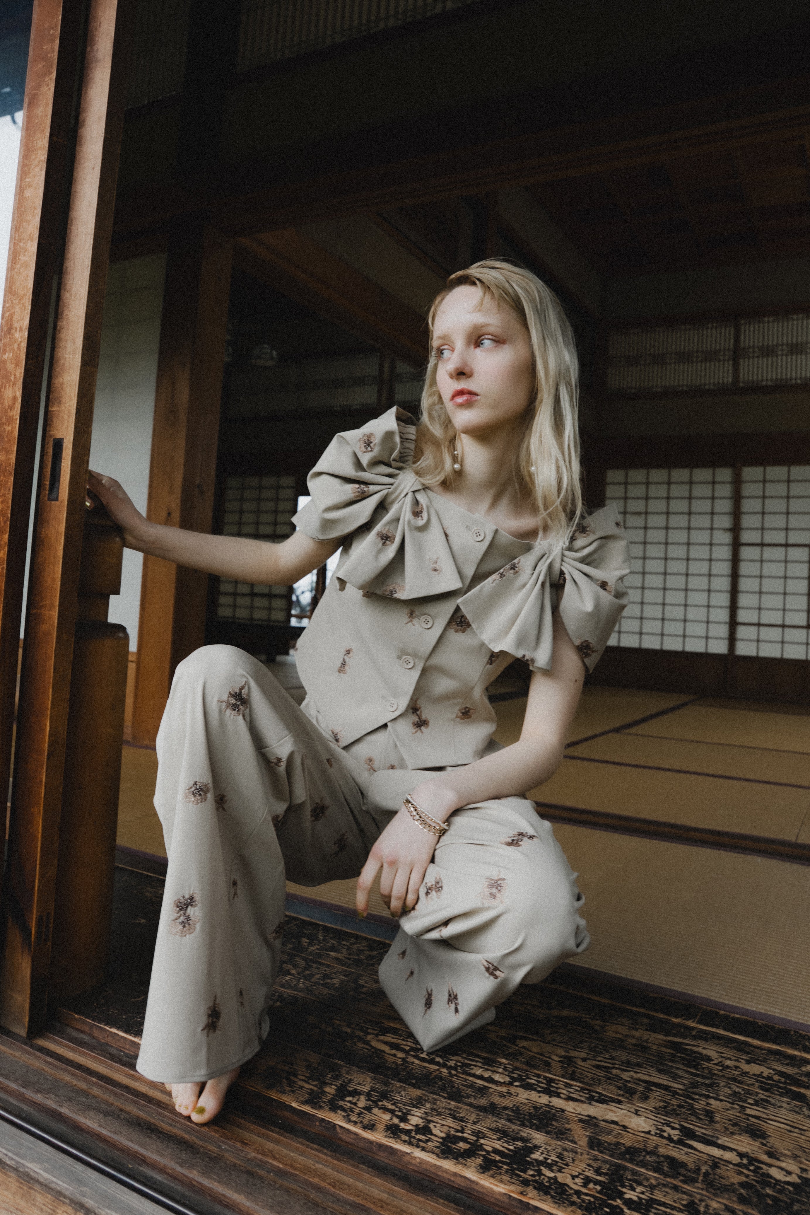 1111 	Petal Embroidery Setup Pants Dress