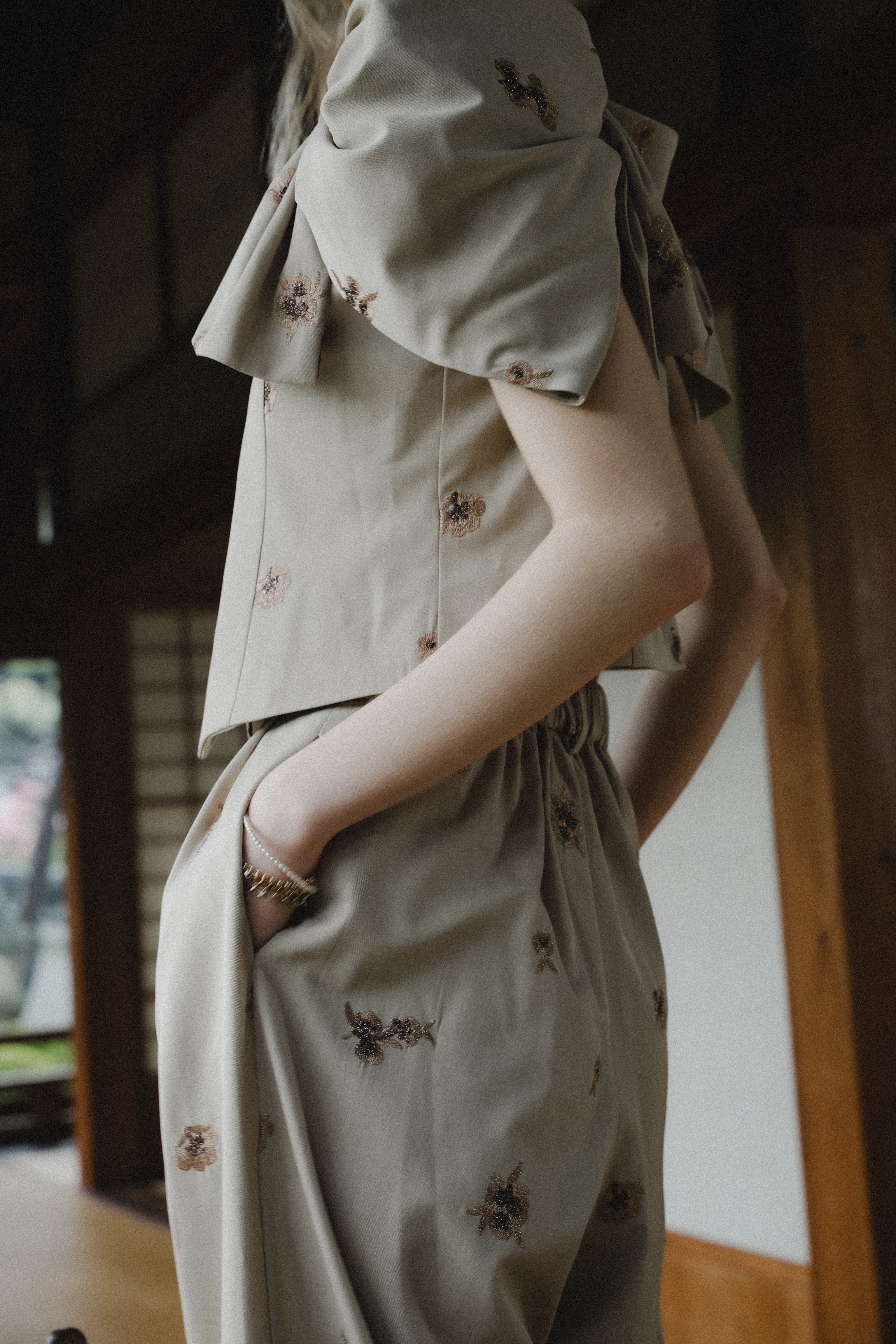 1111 	Petal Embroidery Setup Pants Dress