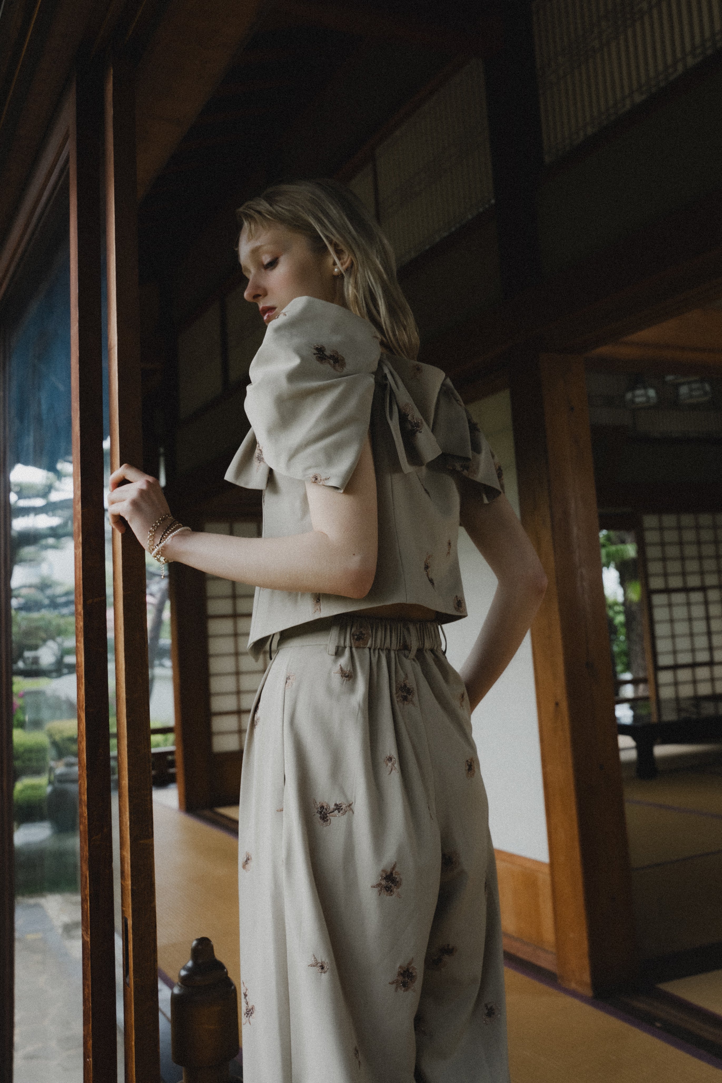 1111 	Petal Embroidery Setup Pants Dress