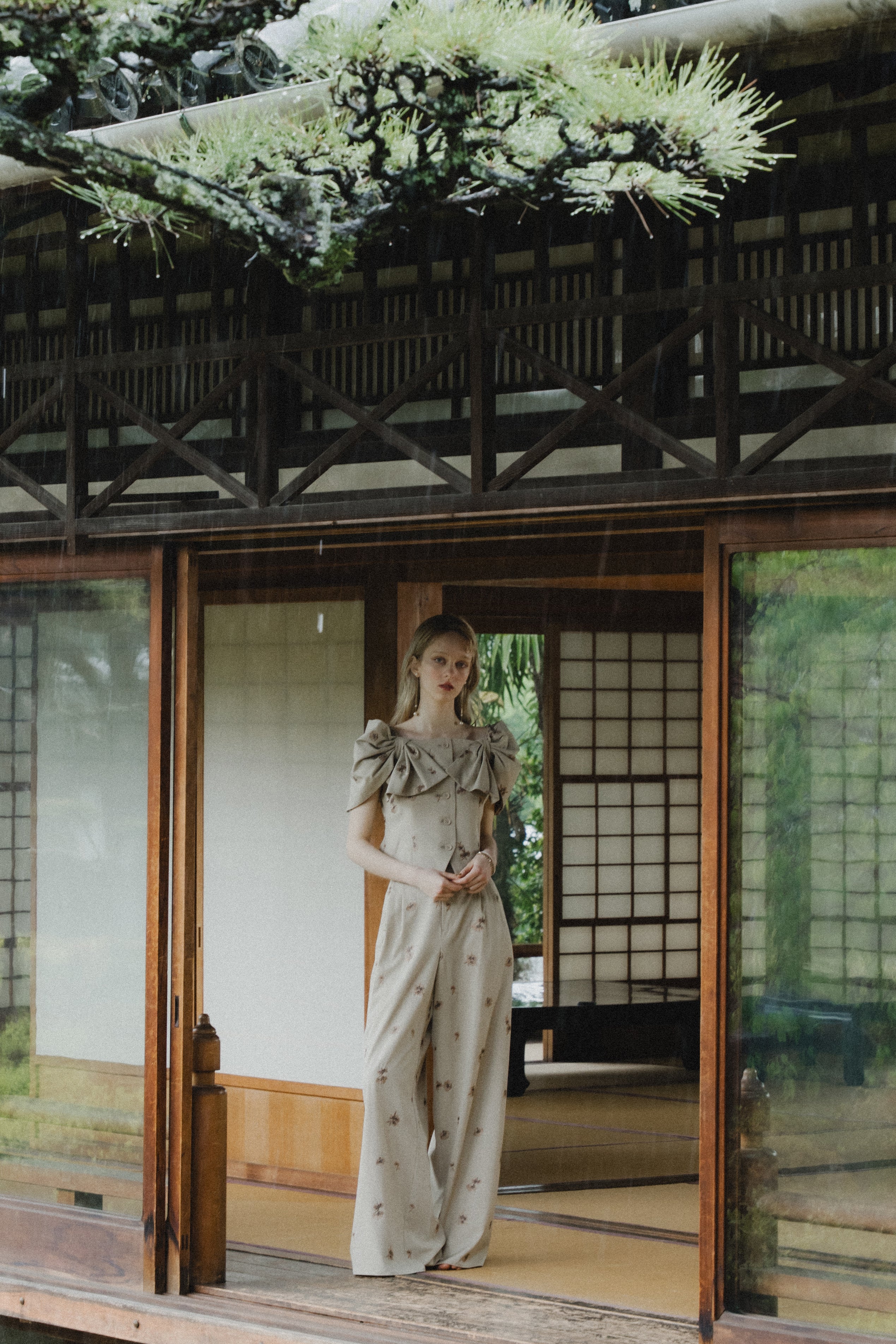 1111 	Petal Embroidery Setup Pants Dress