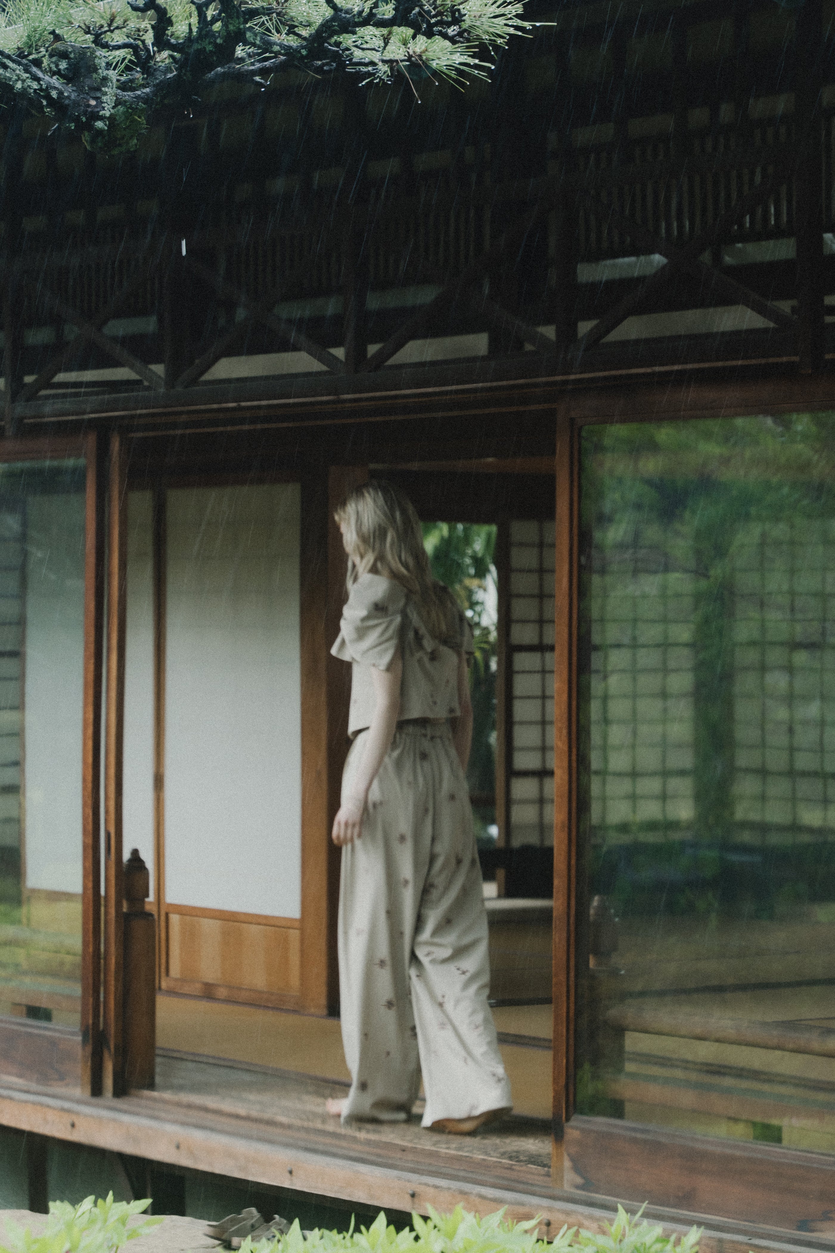 1111 	Petal Embroidery Setup Pants Dress