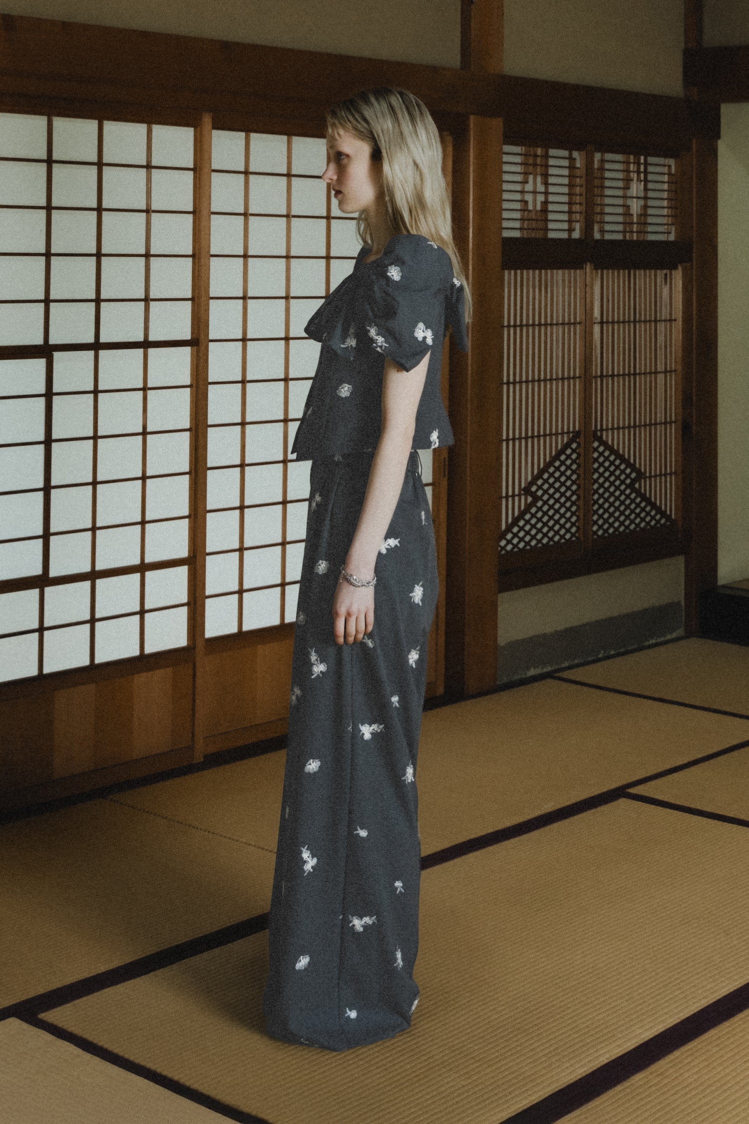 1111 	Petal Embroidery Setup Pants Dress