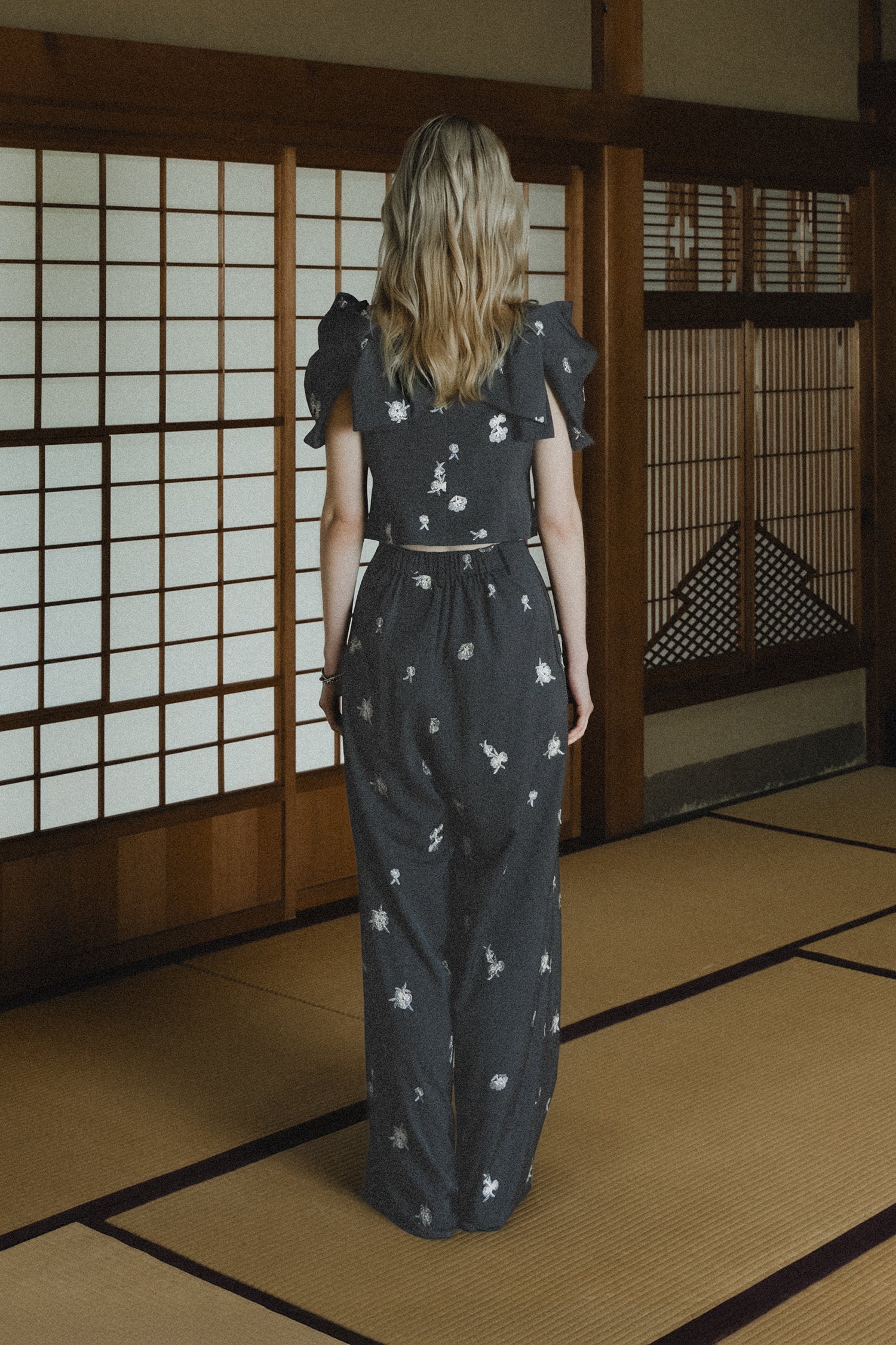 1111 	Petal Embroidery Setup Pants Dress