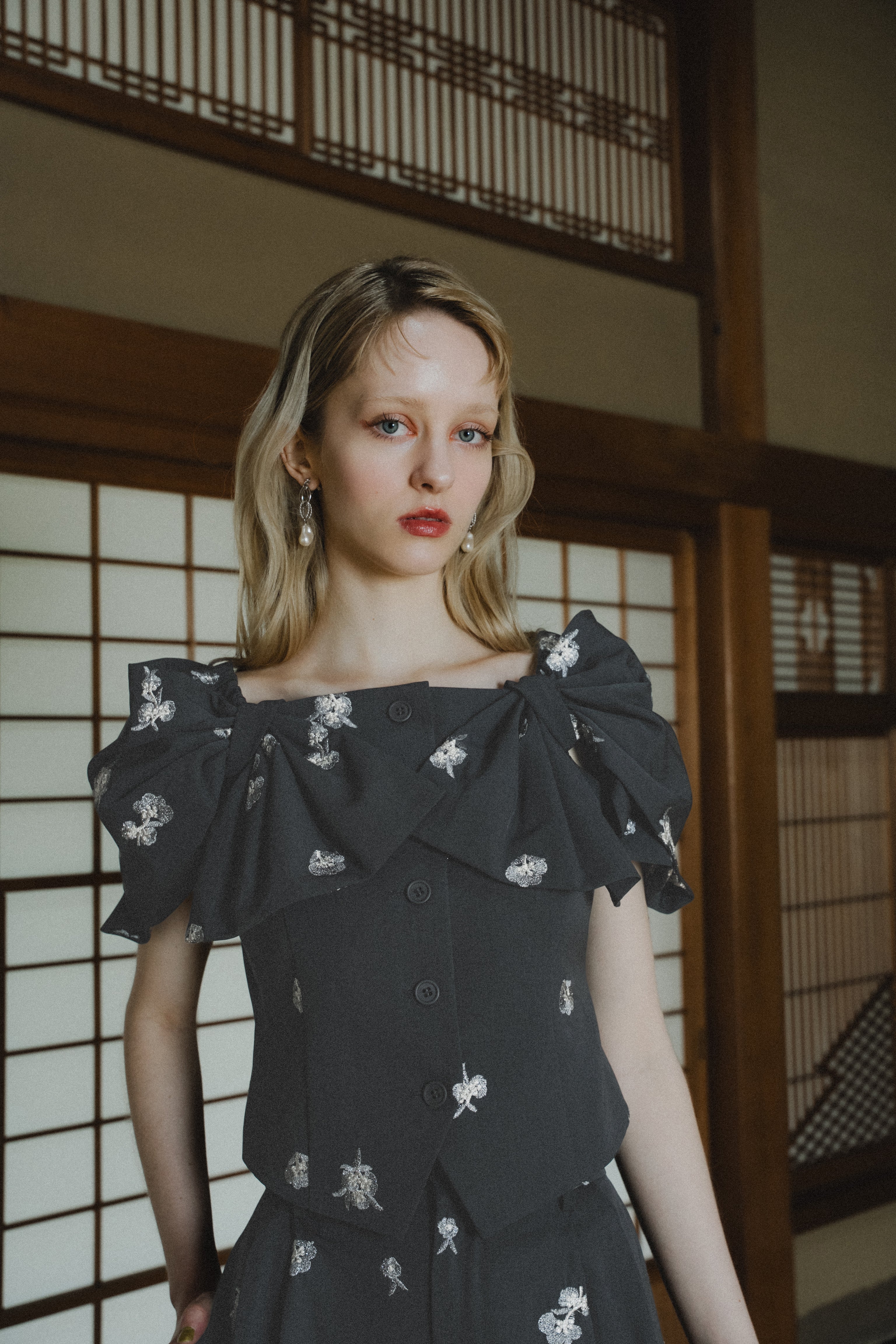 1111 	Petal Embroidery Setup Pants Dress