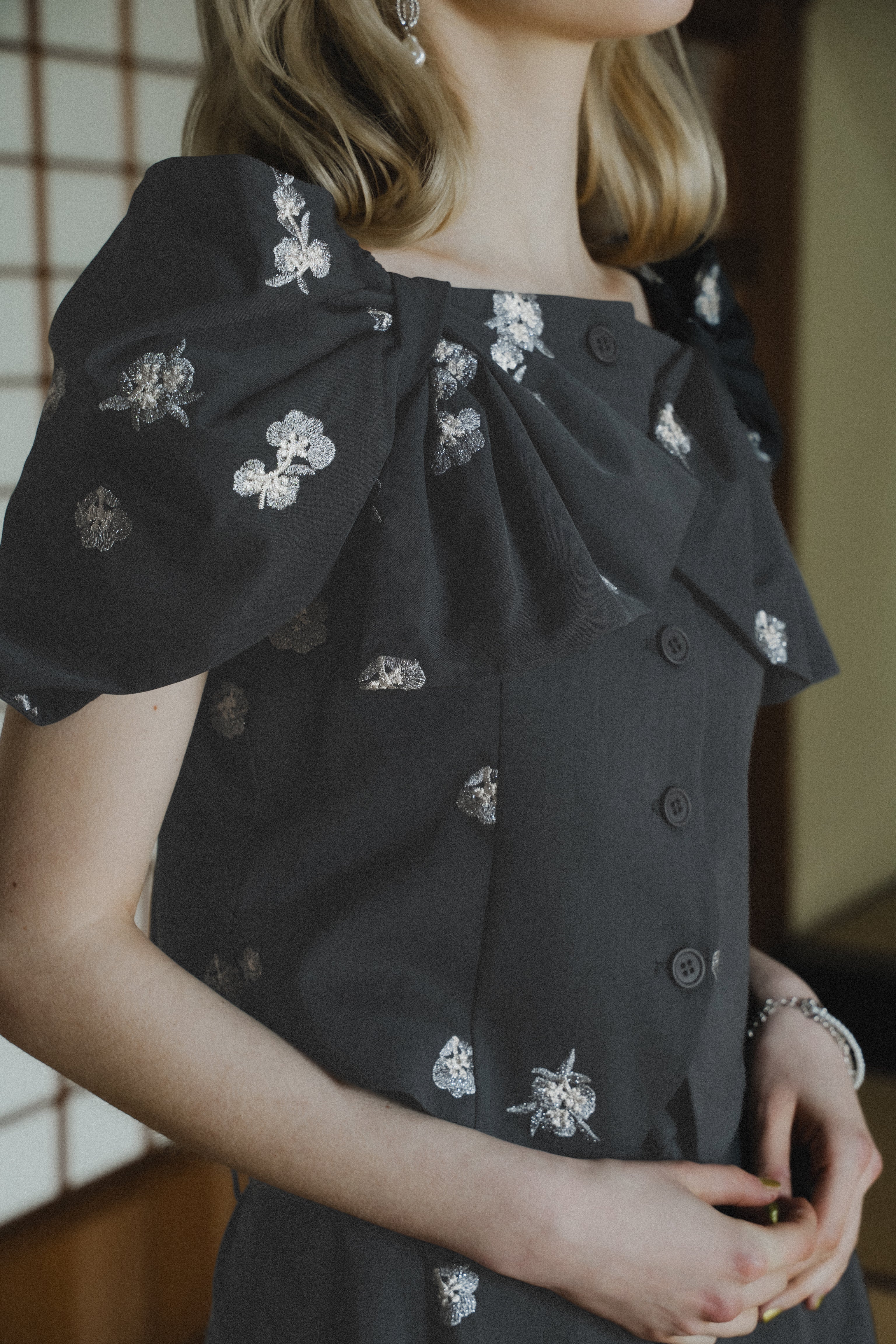 1111 	Petal Embroidery Setup Pants Dress