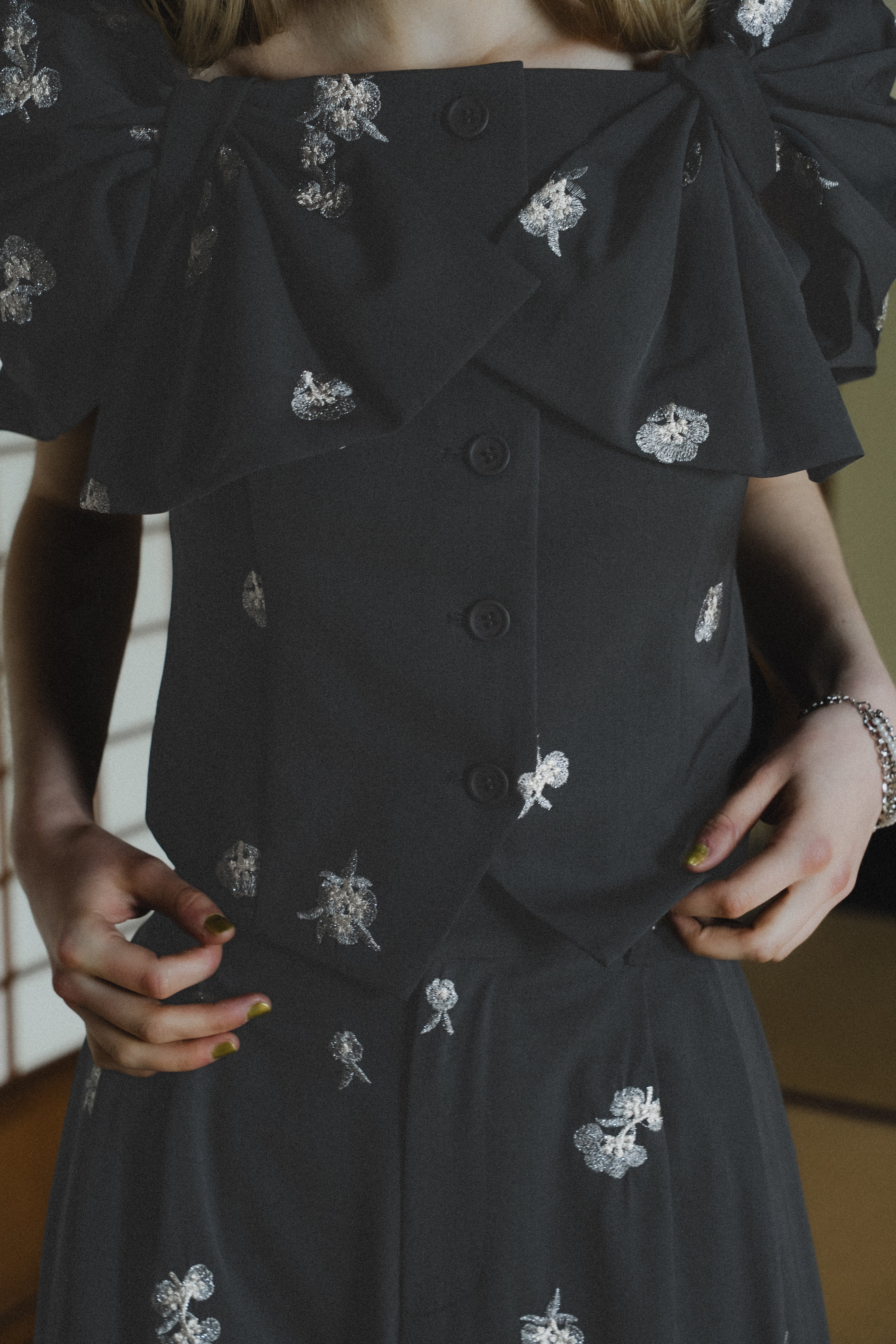 1111 	Petal Embroidery Setup Pants Dress