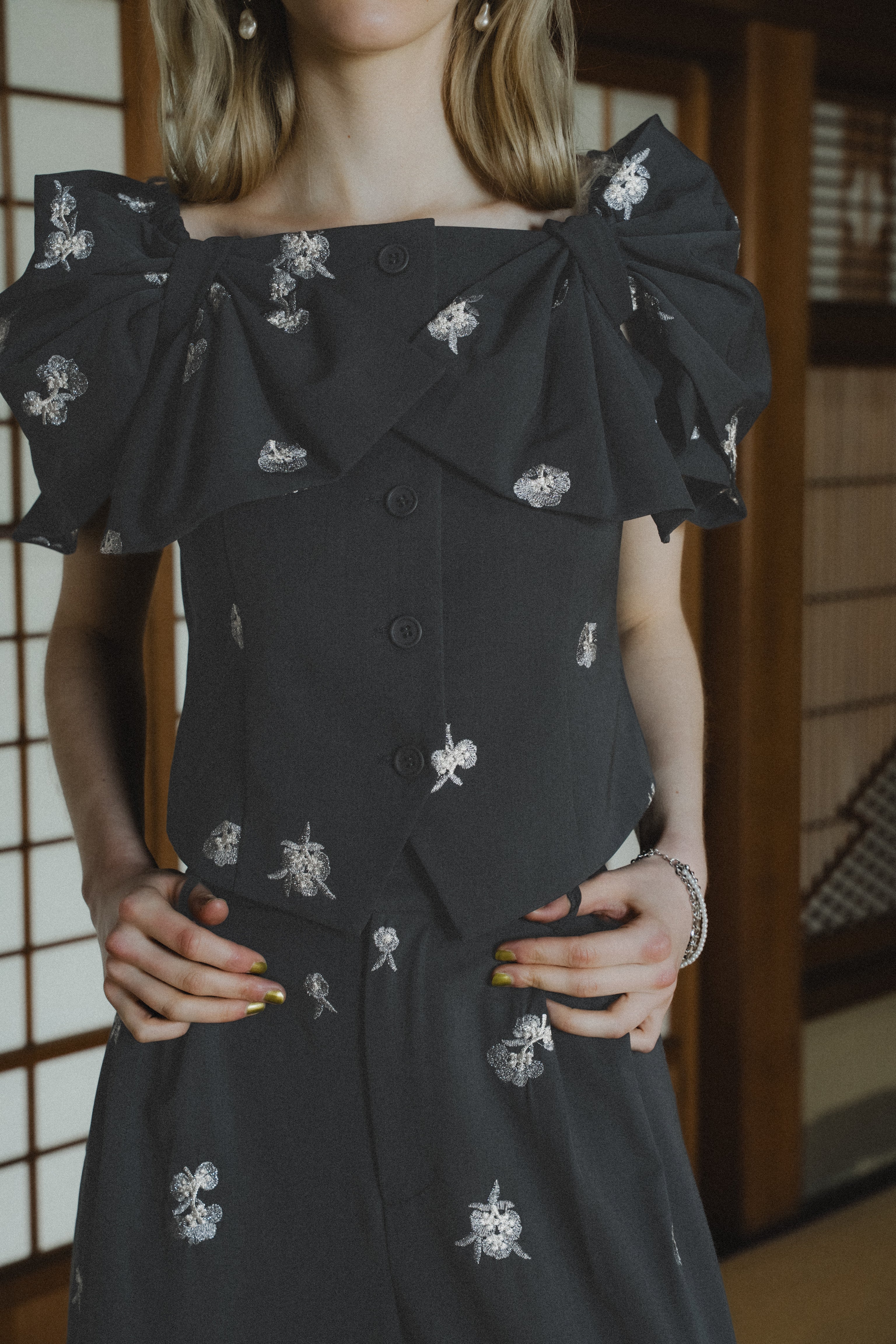 1111 	Petal Embroidery Setup Pants Dress