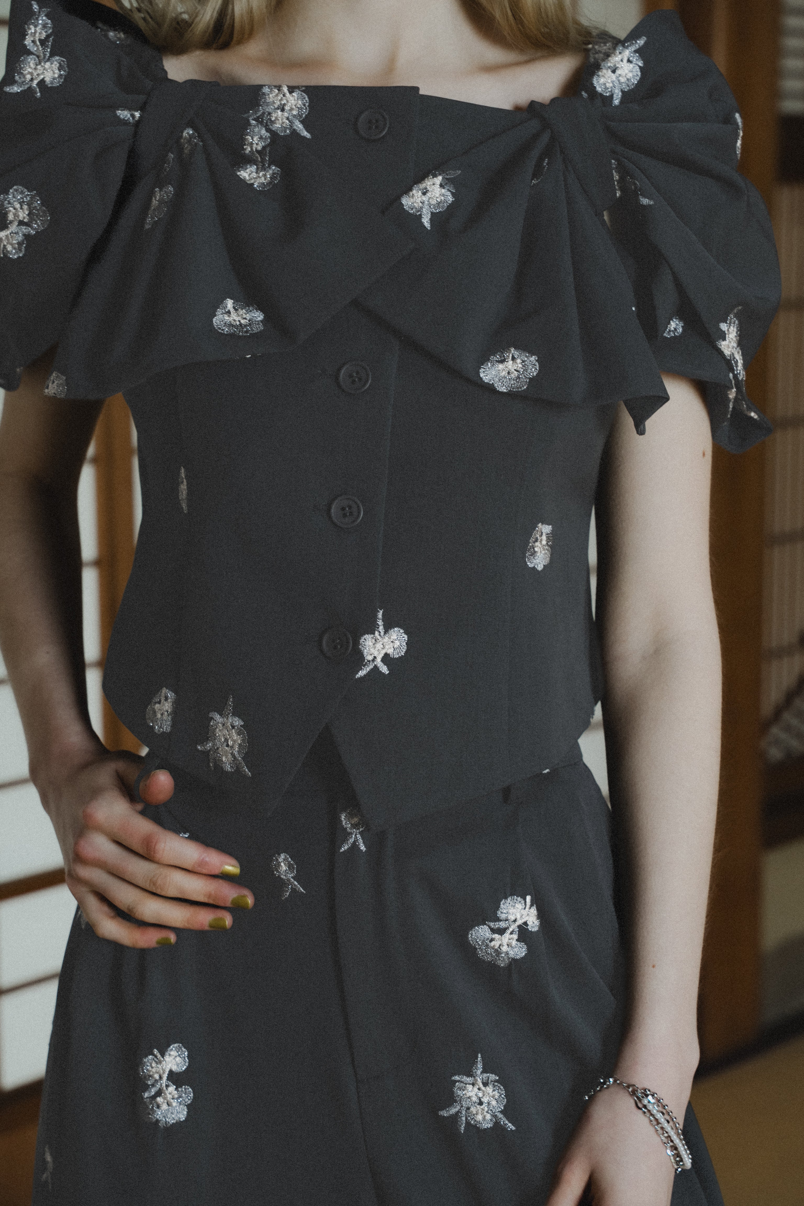 1111 	Petal Embroidery Setup Pants Dress