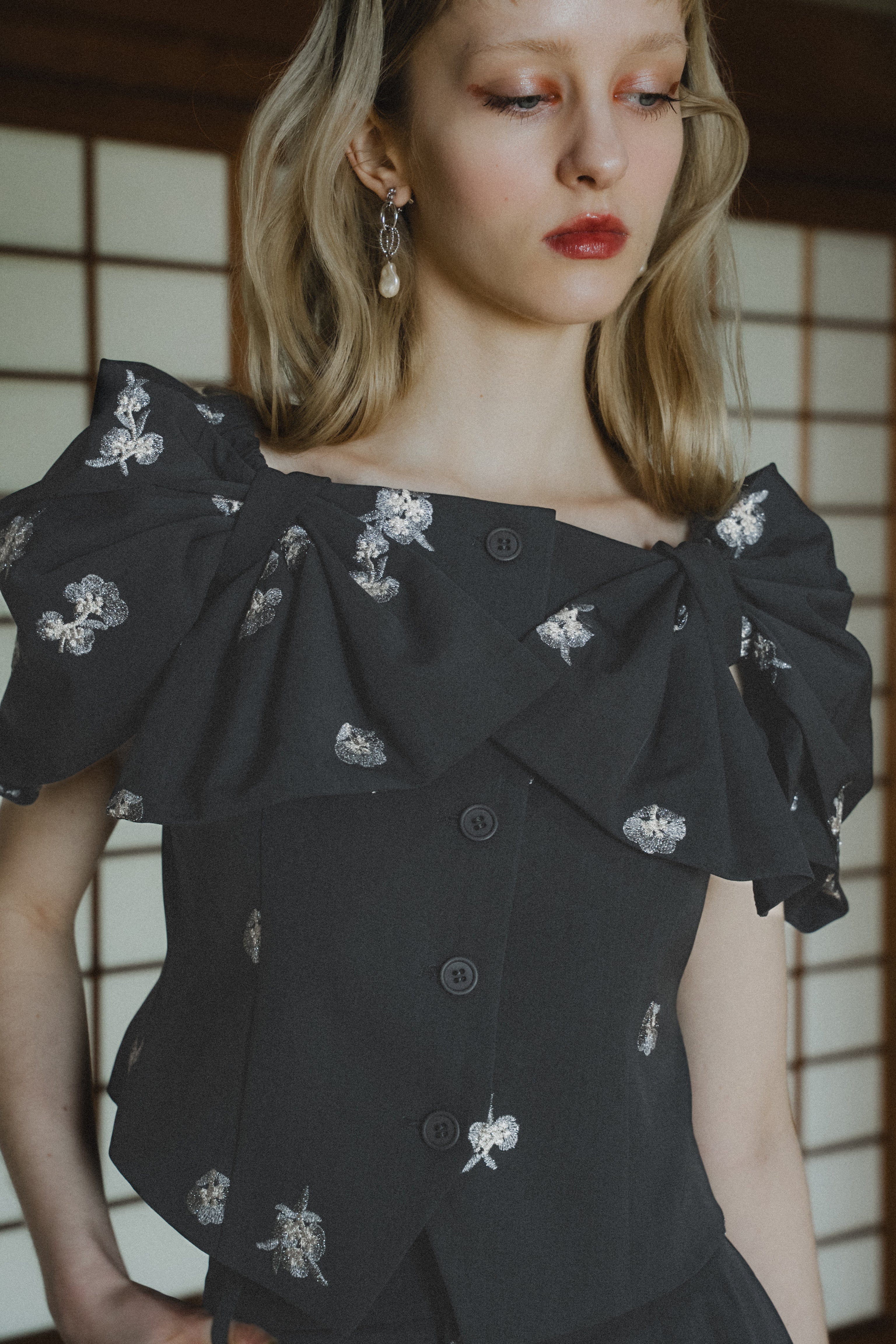 1111 	Petal Embroidery Setup Pants Dress