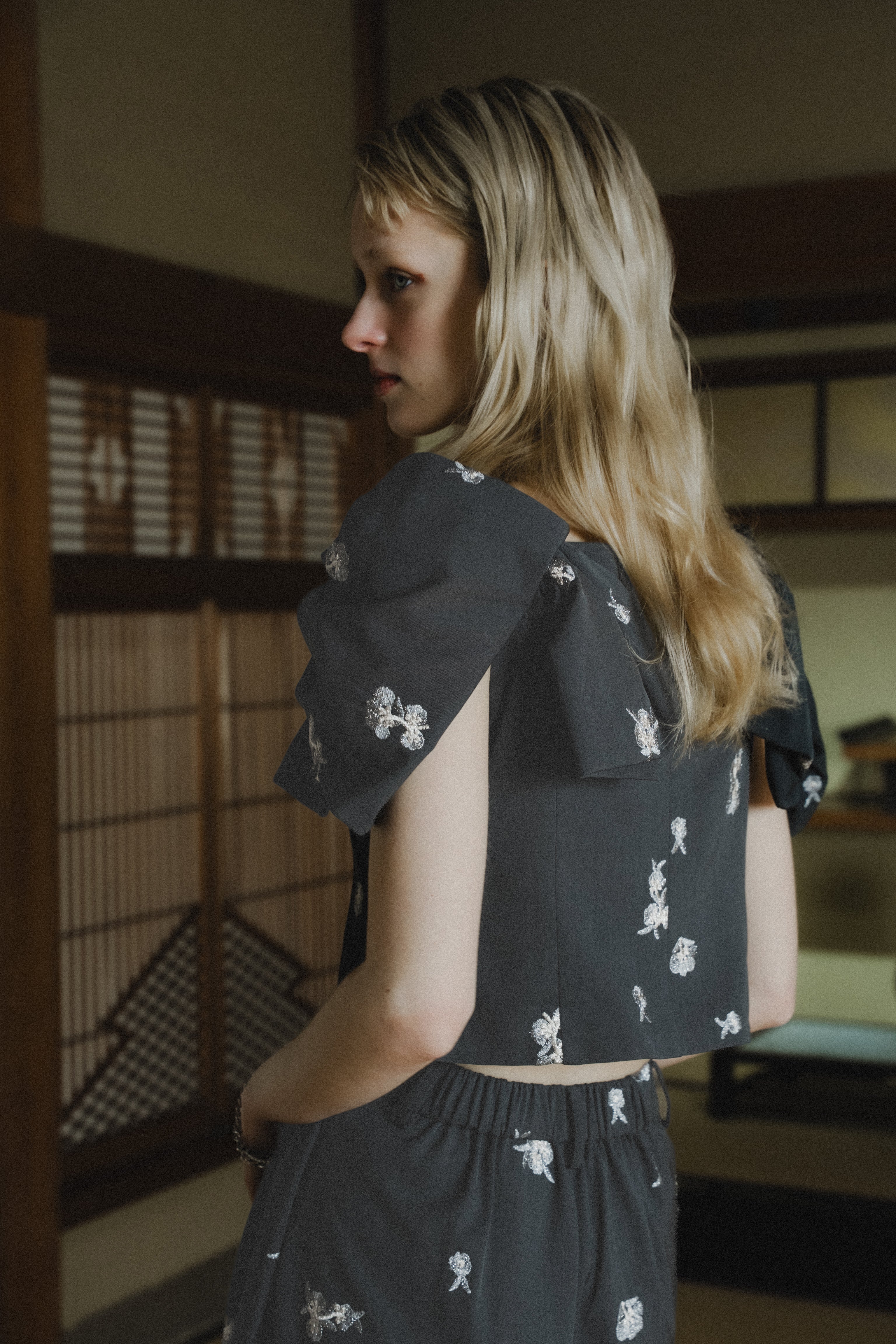 1111 	Petal Embroidery Setup Pants Dress
