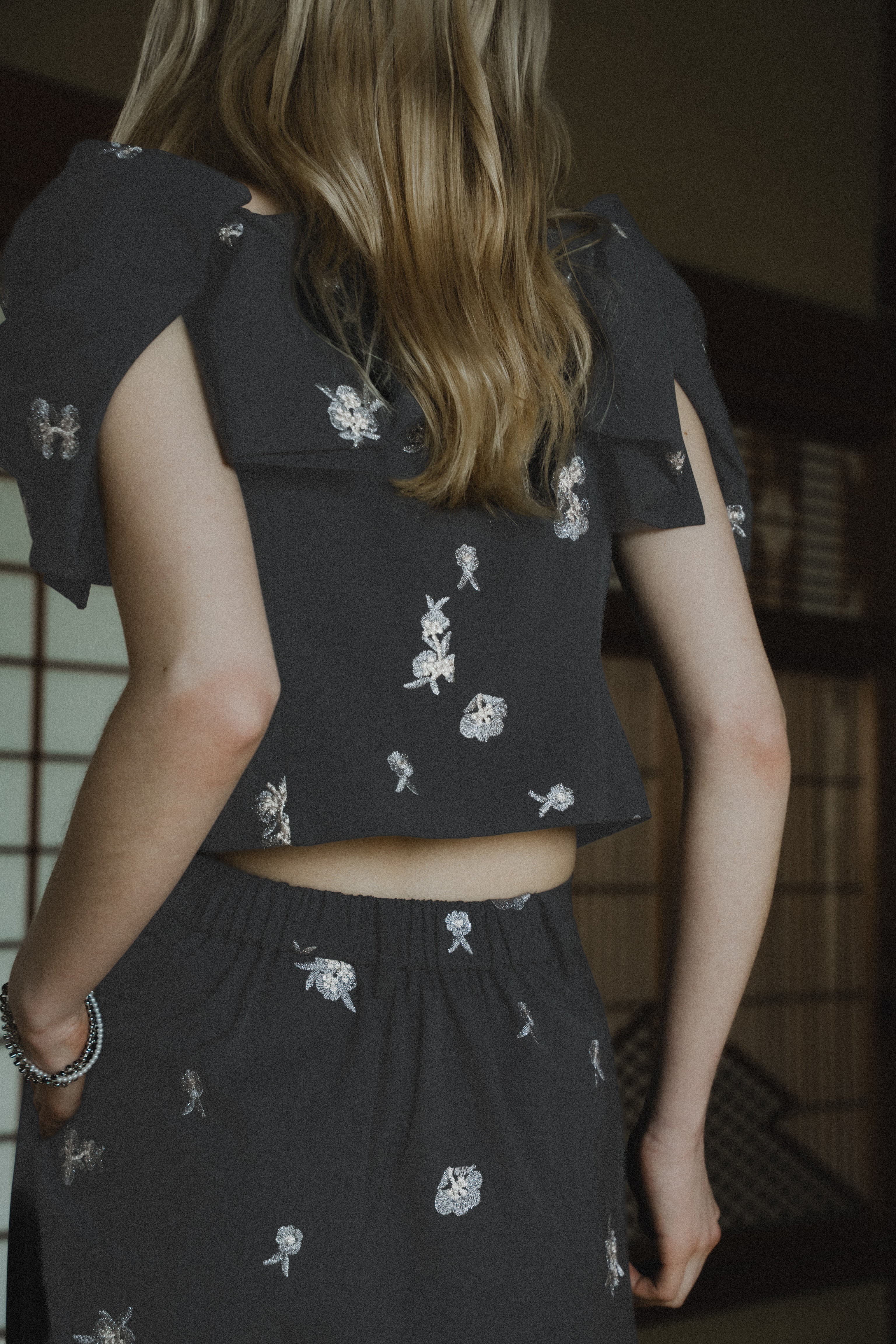 1111 	Petal Embroidery Setup Pants Dress