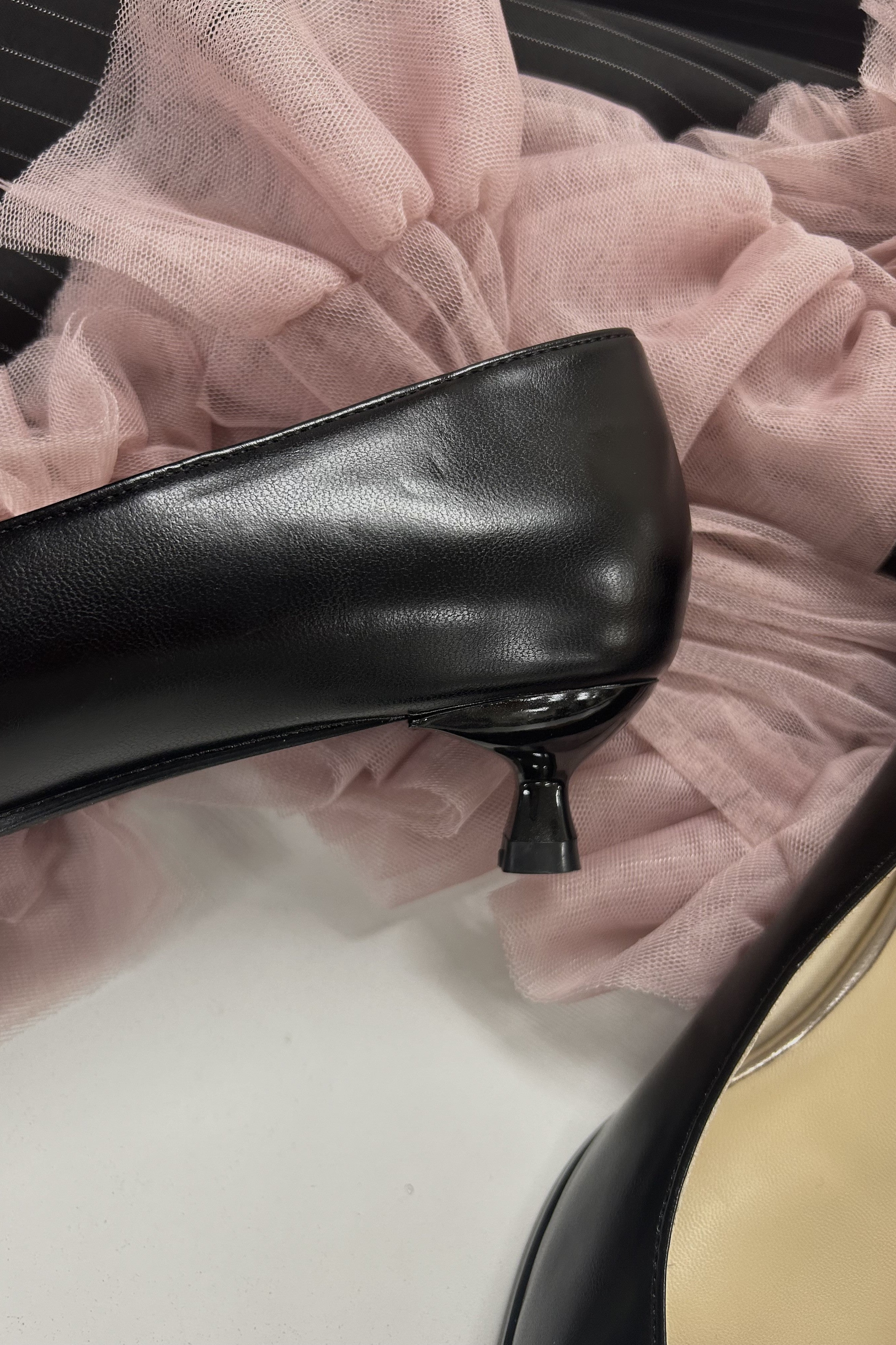 987 Sleek Metallic Pumps