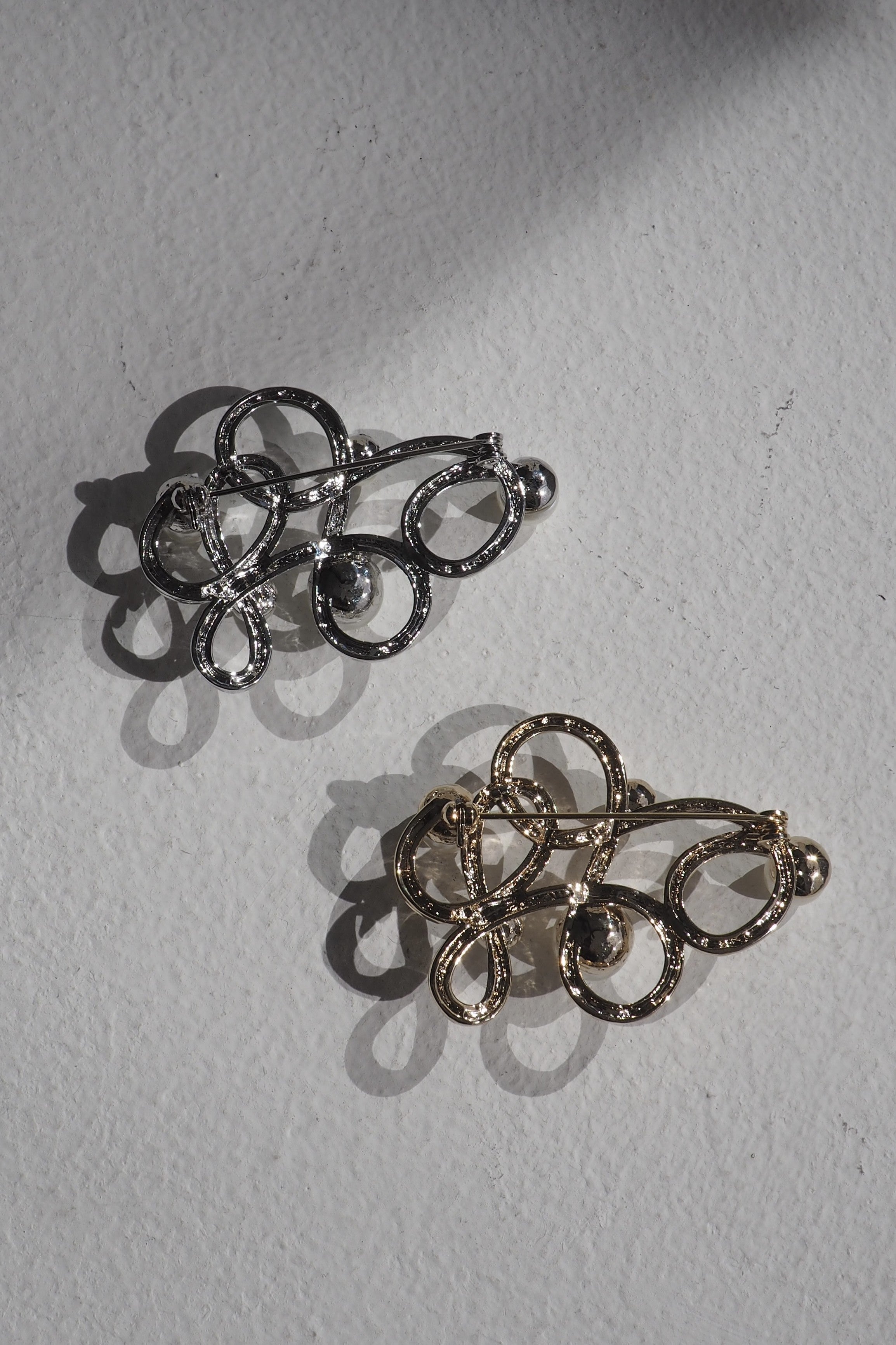 943 motif brooch