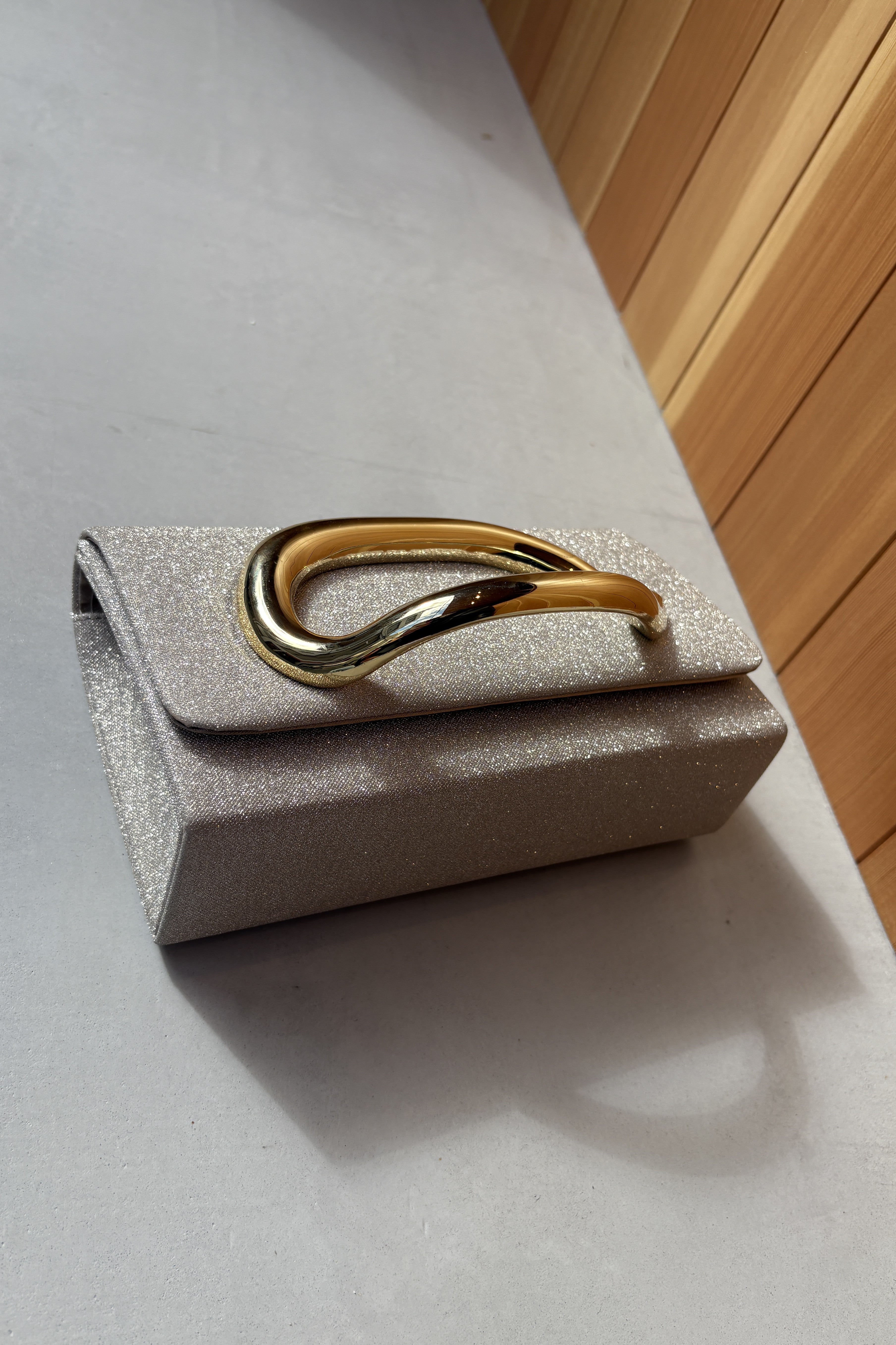 1048 Big motif clutch