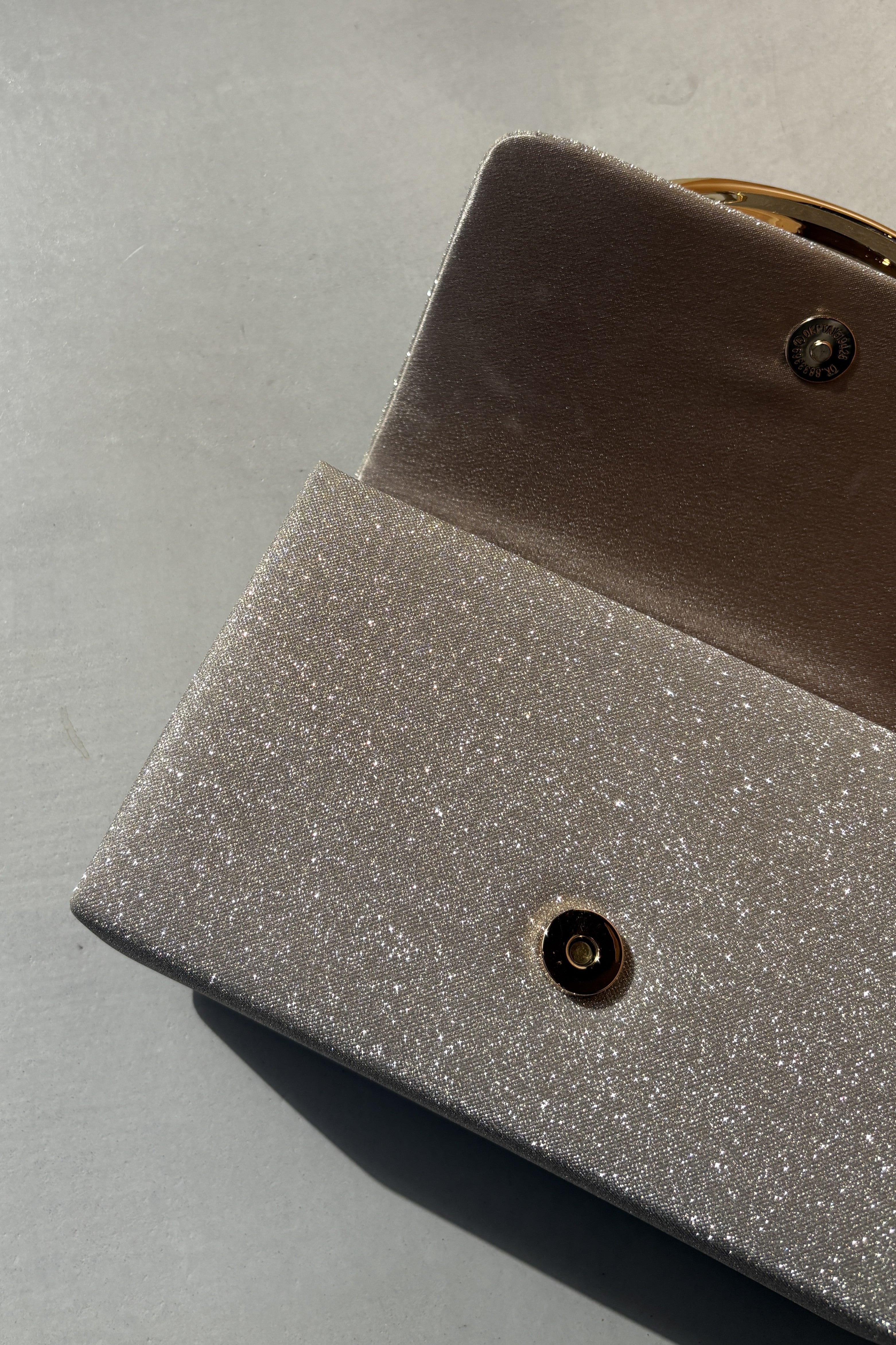 1048 Big motif clutch