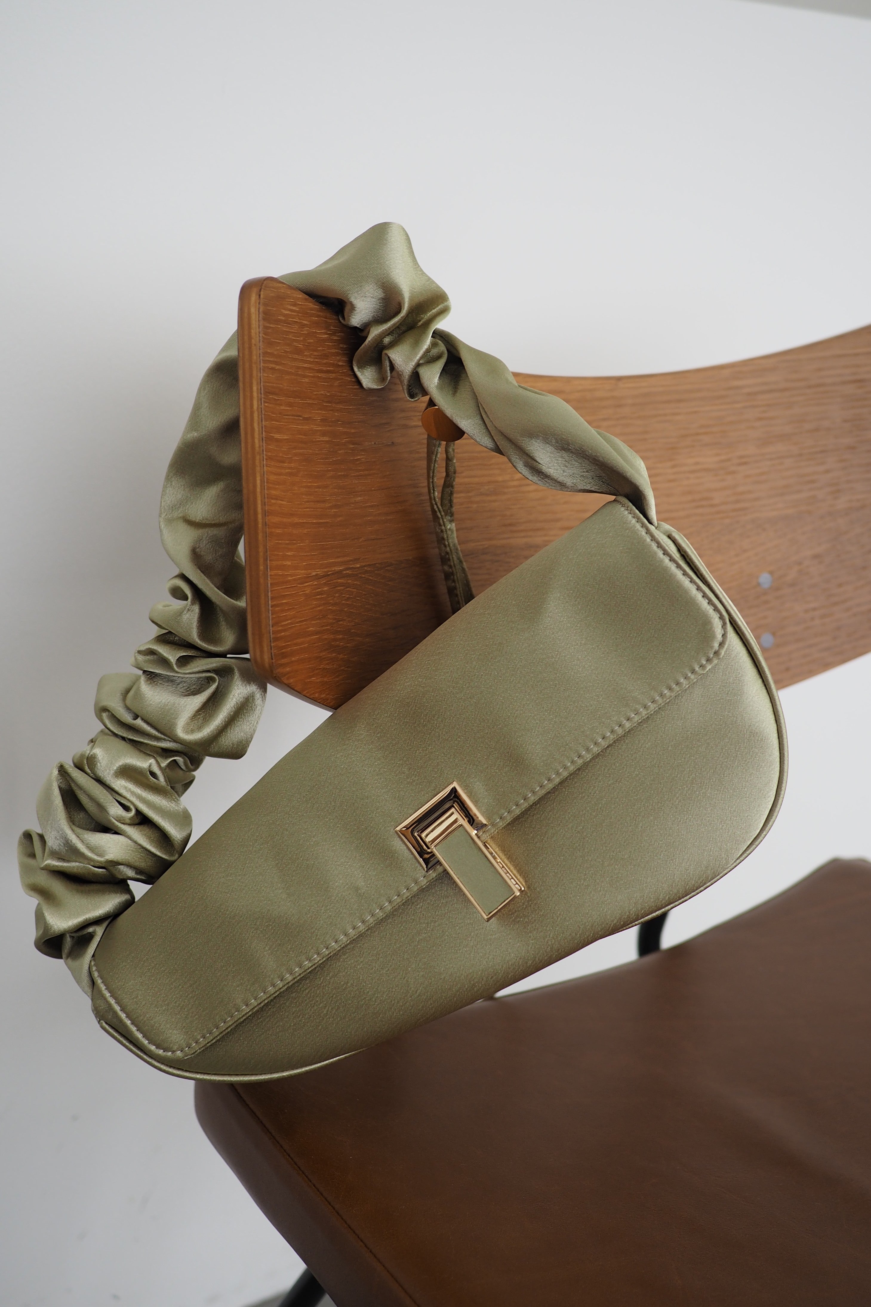 951 Frill handle clutch