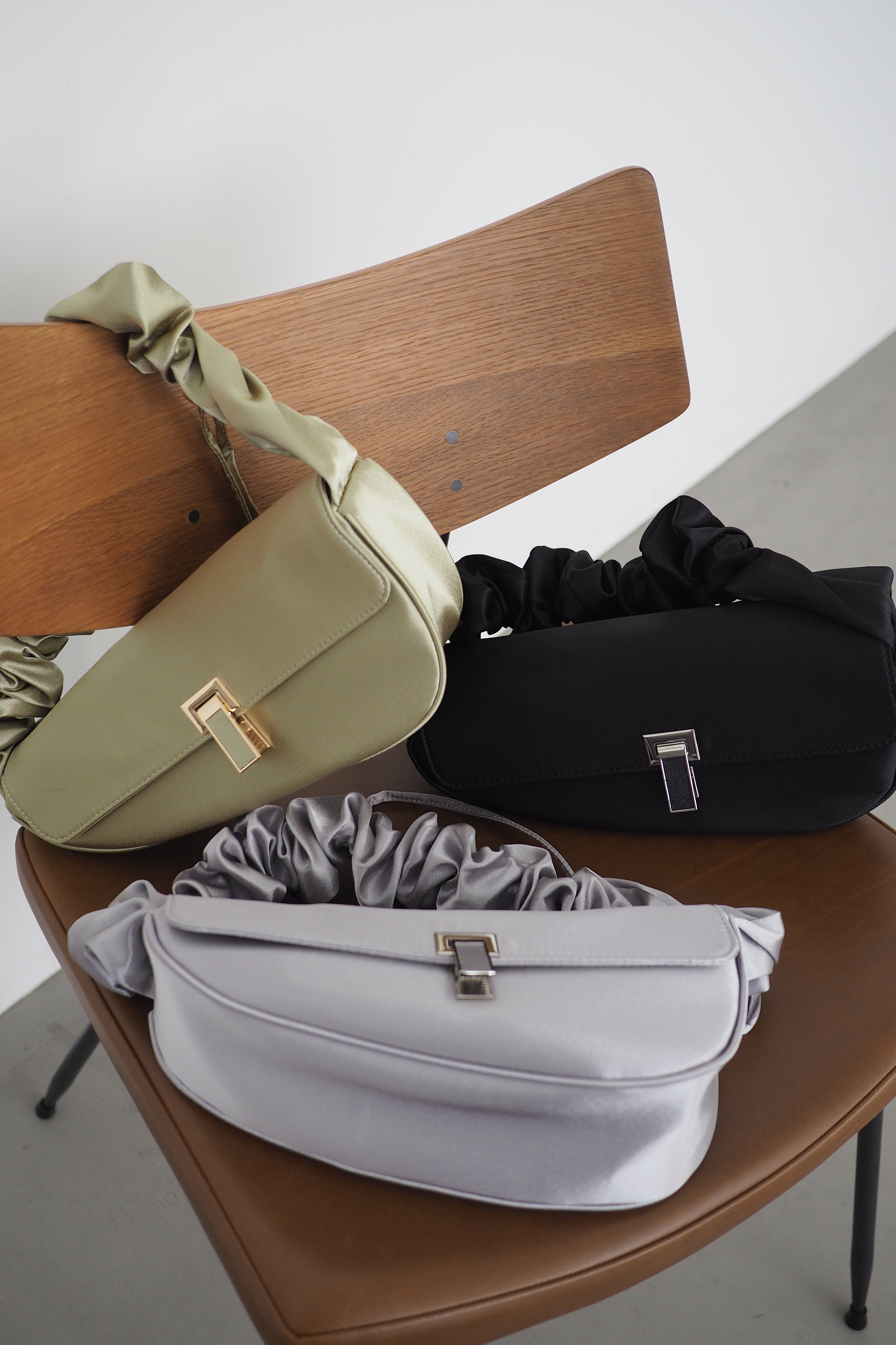 951 Frill handle clutch