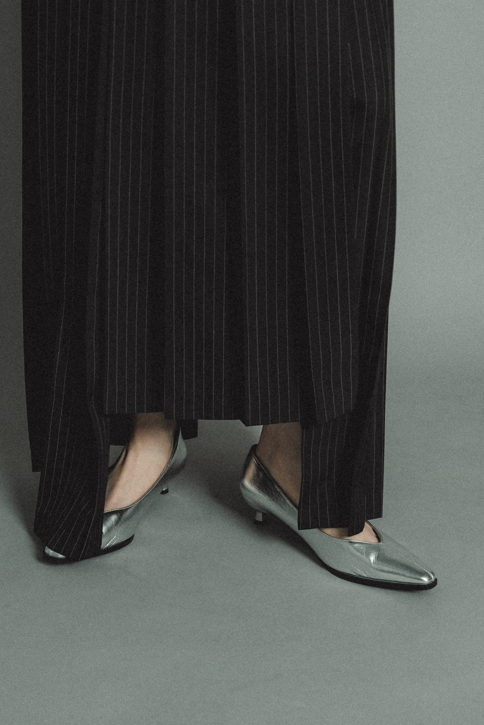 987 Sleek Metallic Pumps