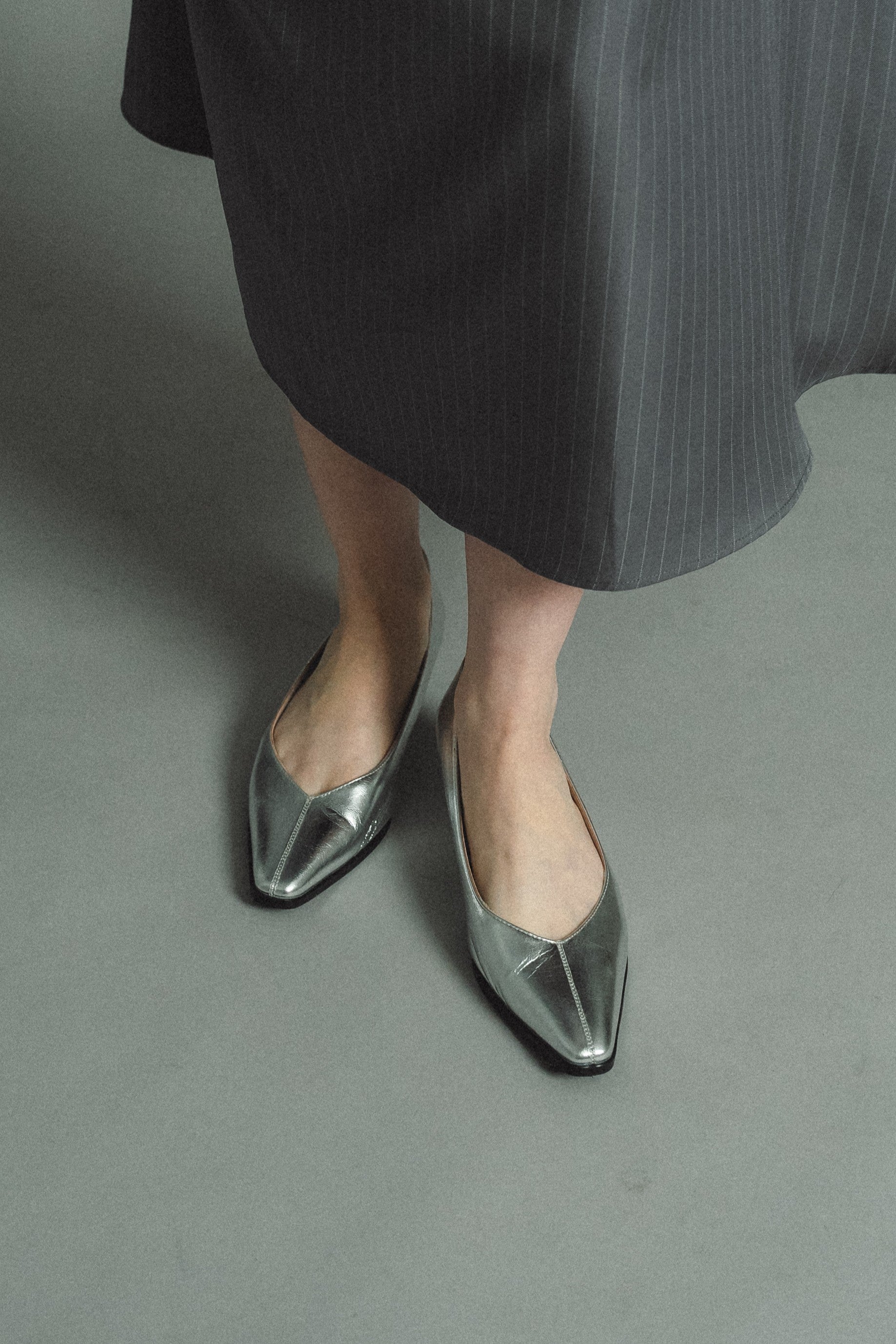 987 Sleek Metallic Pumps