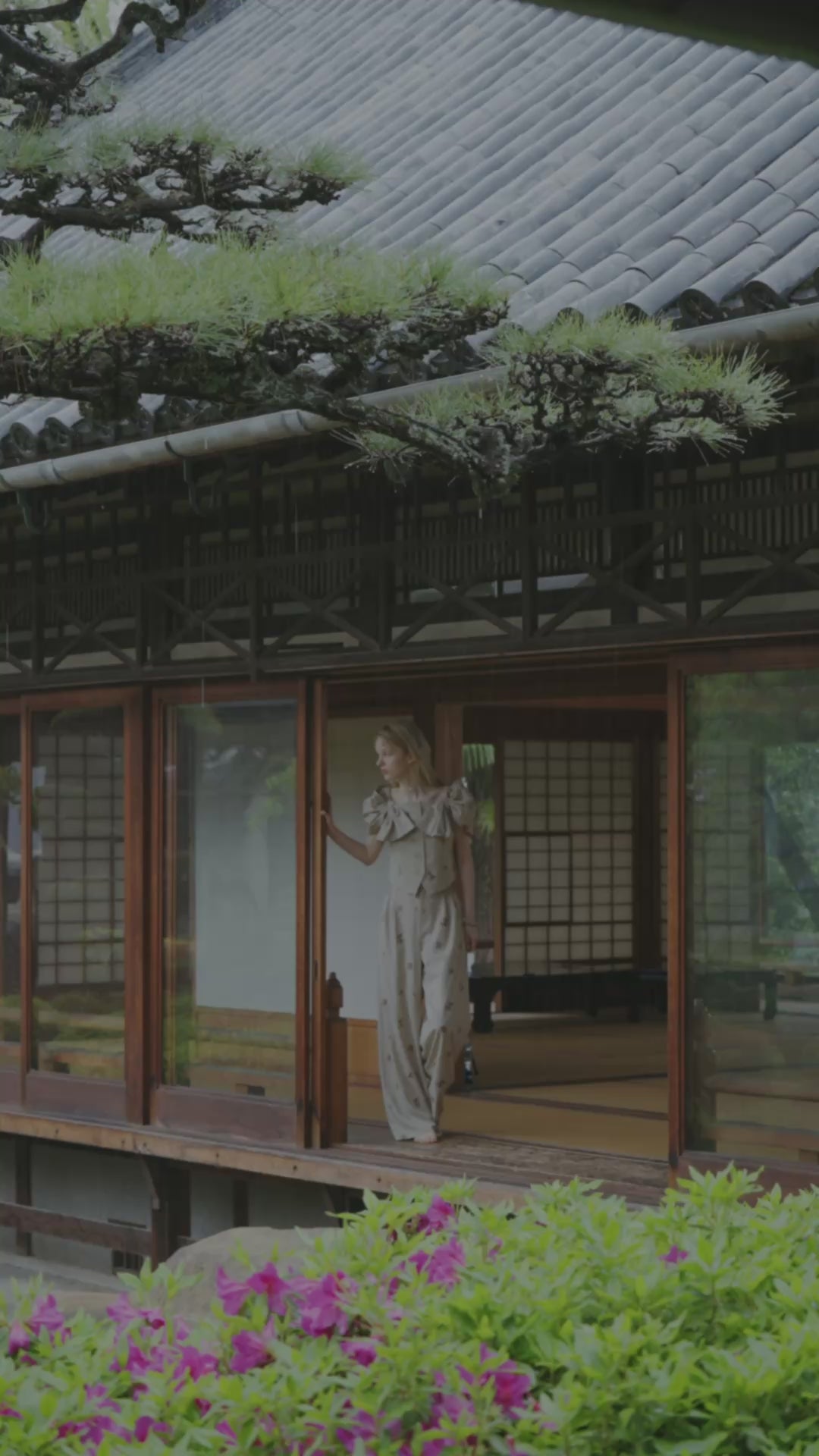 ビデオをロード: 1111 	Petal Embroidery Setup Pants Dress